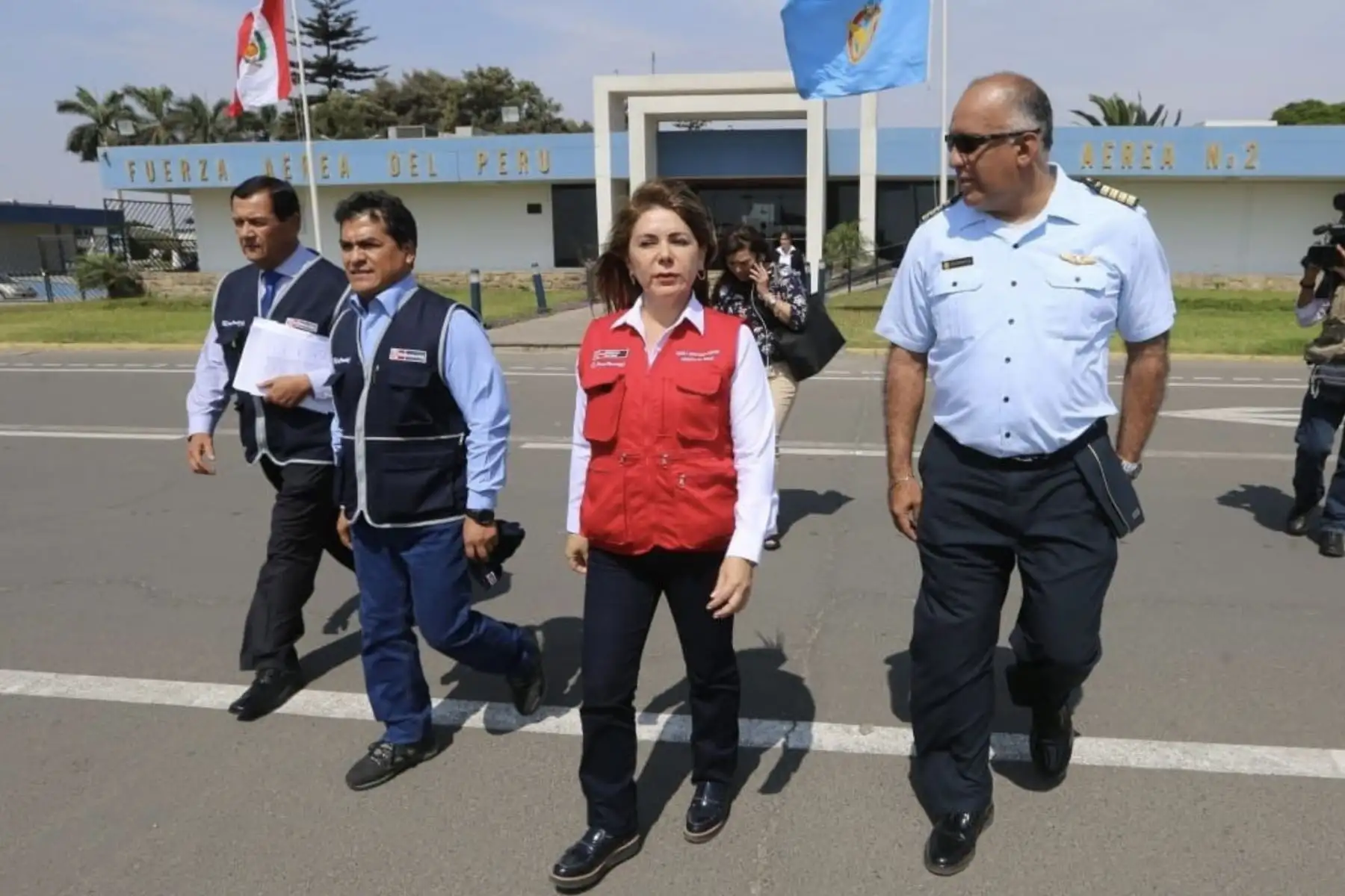 La ministra de Salud , Elizabeth Hinostroza, junto a un equipo técnico, viaja a Ica para supervisar la atención de salud entregada a los heridos del accidente vial ocurrido en la madrugada en Arequipa, en el distrito del Yauca.
Foto: ANDINA/Difusión