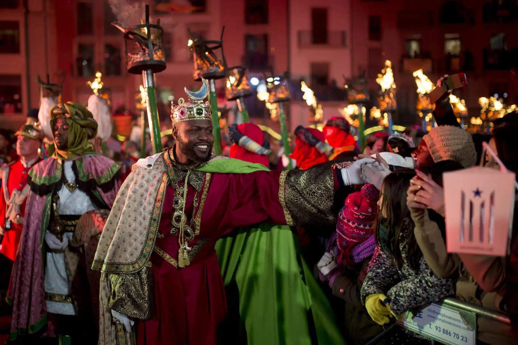 Un hombre vestido como el Rey Baltazar, uno de los tres reyes magos se da la mano durante el Desfile de los Tres Reyes Magos (Cabalgata de los Reyes Magos) en  fiesta de la Epifanía. 
Foto: AFP
