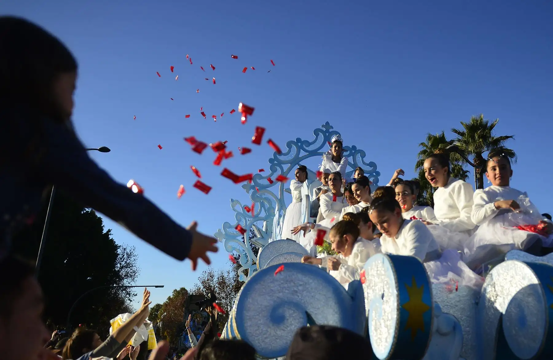 Los participantes en una carroza esperan el inicio del Desfile de los Tres Reyes Magos (Cabalgata de los Reyes Magos) en Sevilla.
Foto: AFP