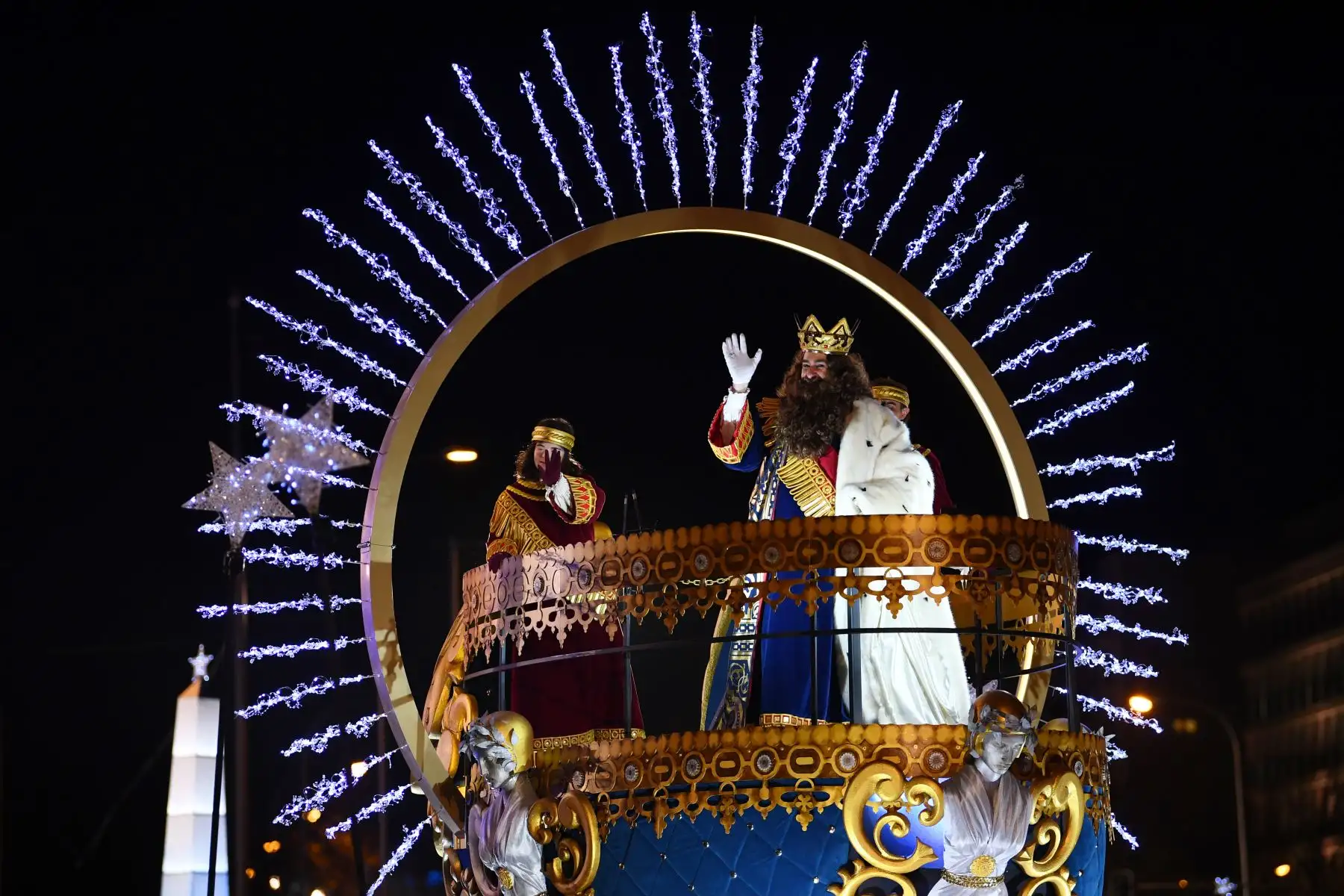 El rey Gaspar saluda a los niños desde su carroza durante el tradicional desfile de los Reyes Magos en la víspera de la celebración de la Epifanía.
Foto: AFP