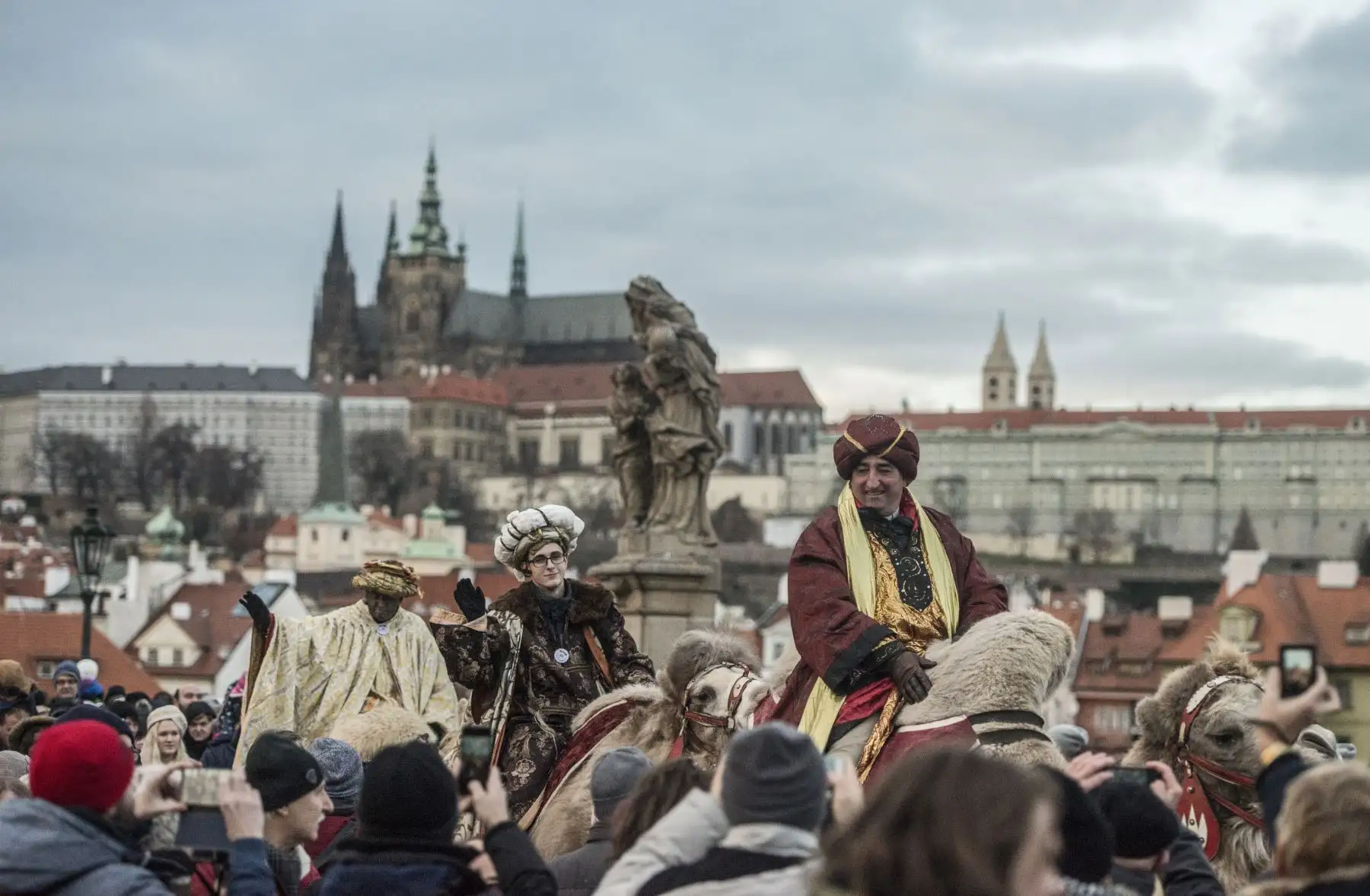 Hombres vestidos como tres reyes montan sus camellos a través de los puentes de Carlos mientras participan en una procesión en vísperas de la epifanía, en Praga.
Foto: AFP