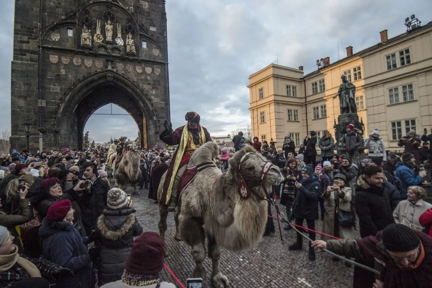 Hombres vestidos como tres reyes montan sus camellos a través de los puentes de Carlos mientras participan en una procesión en vísperas de la epifanía, en Praga.
Foto: AFP