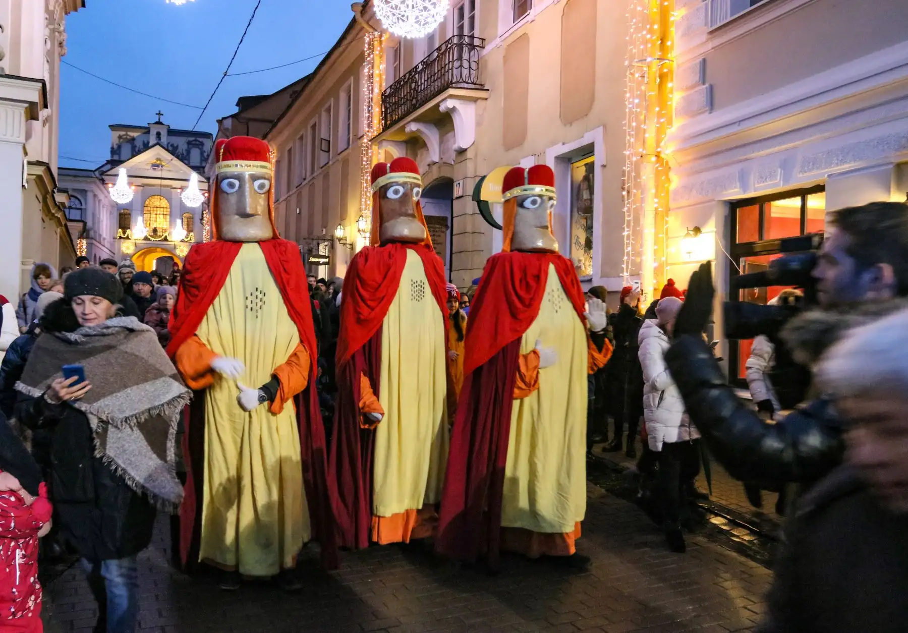 Personas vestidas como los Reyes Magos caminan durante una tradicional epifanía en el antiguo distrito de Vilna, Lituania.
Foto: AFP