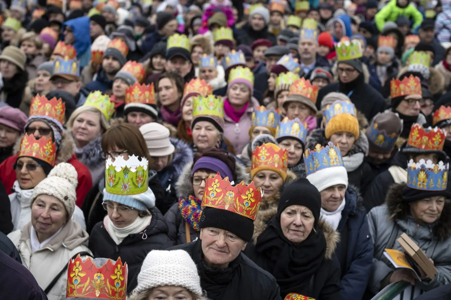La gente usa coronas de papel mientras asisten al tradicional desfile de epifanías en la capital polaca, Varsovia.
Foto: AFP