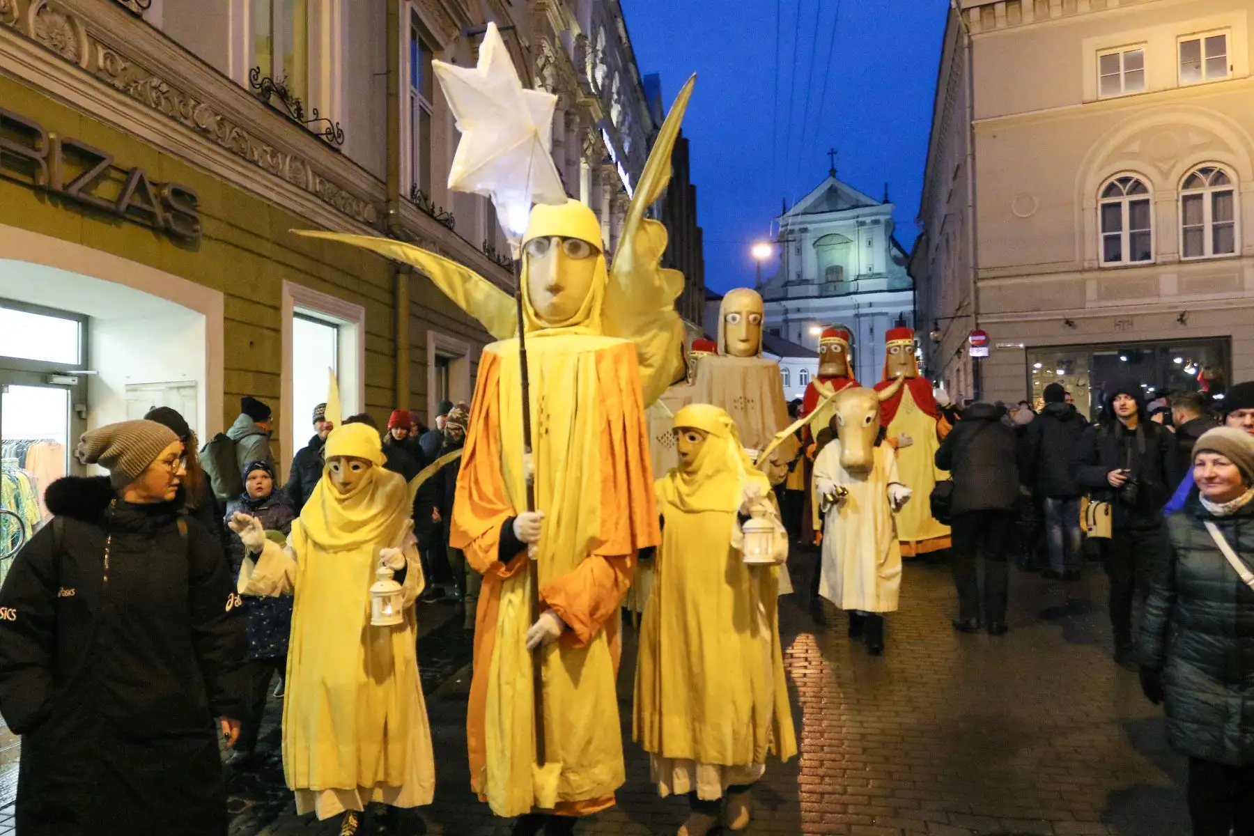 Personas vestidas de ángeles y los Reyes Magos caminan durante una tradicional epifanía en el antiguo distrito de Vilnius, Lituania.
Foto: AFP