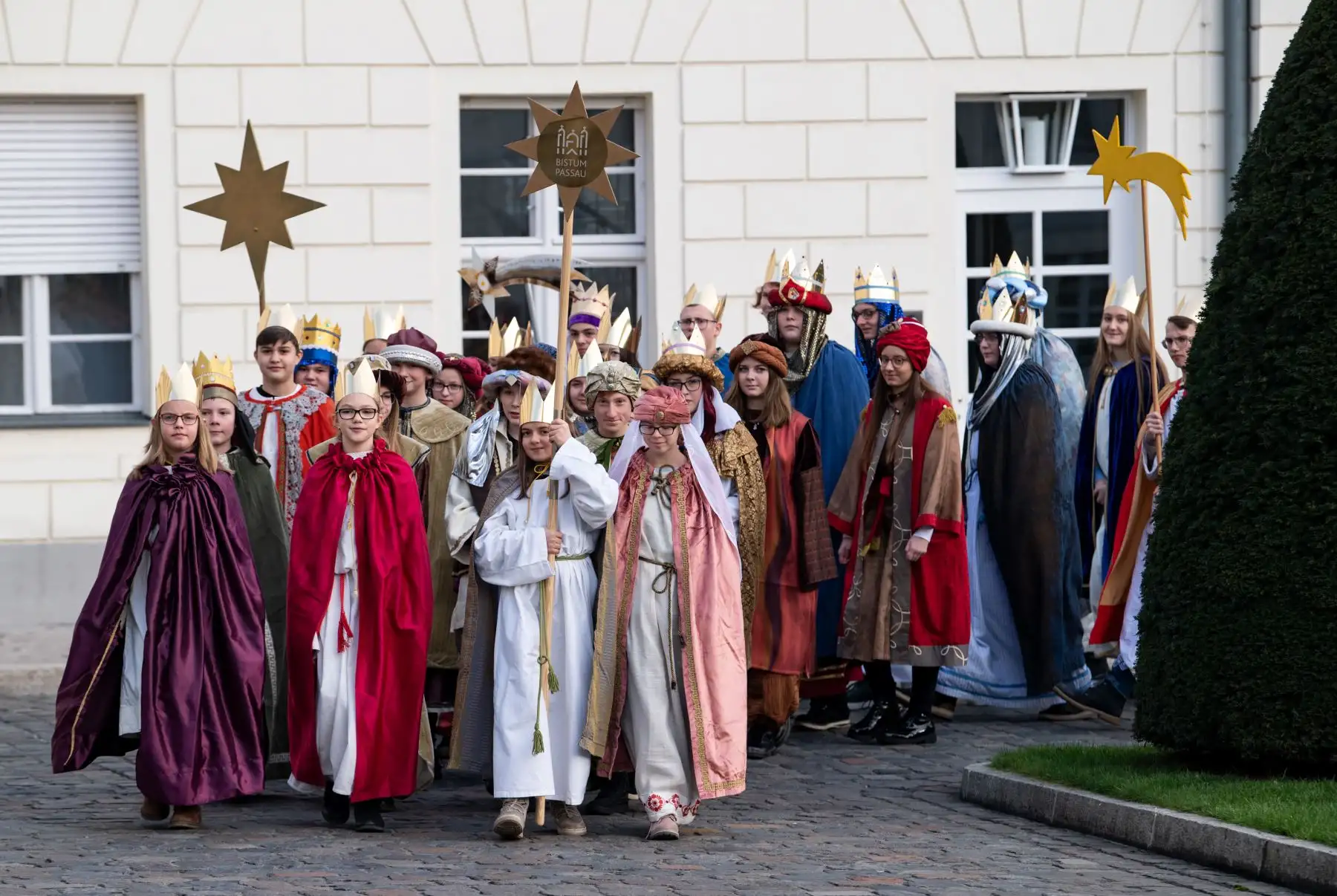 Carol Singers, de la diócesis de Passau, camina frente al palacio presidencial de Bellevue en Berlín, donde fueron recibidos por el presidente alemán. Durante el evento tradicional de Carol Singers alrededor de la Epifanía.
Foto: AFP