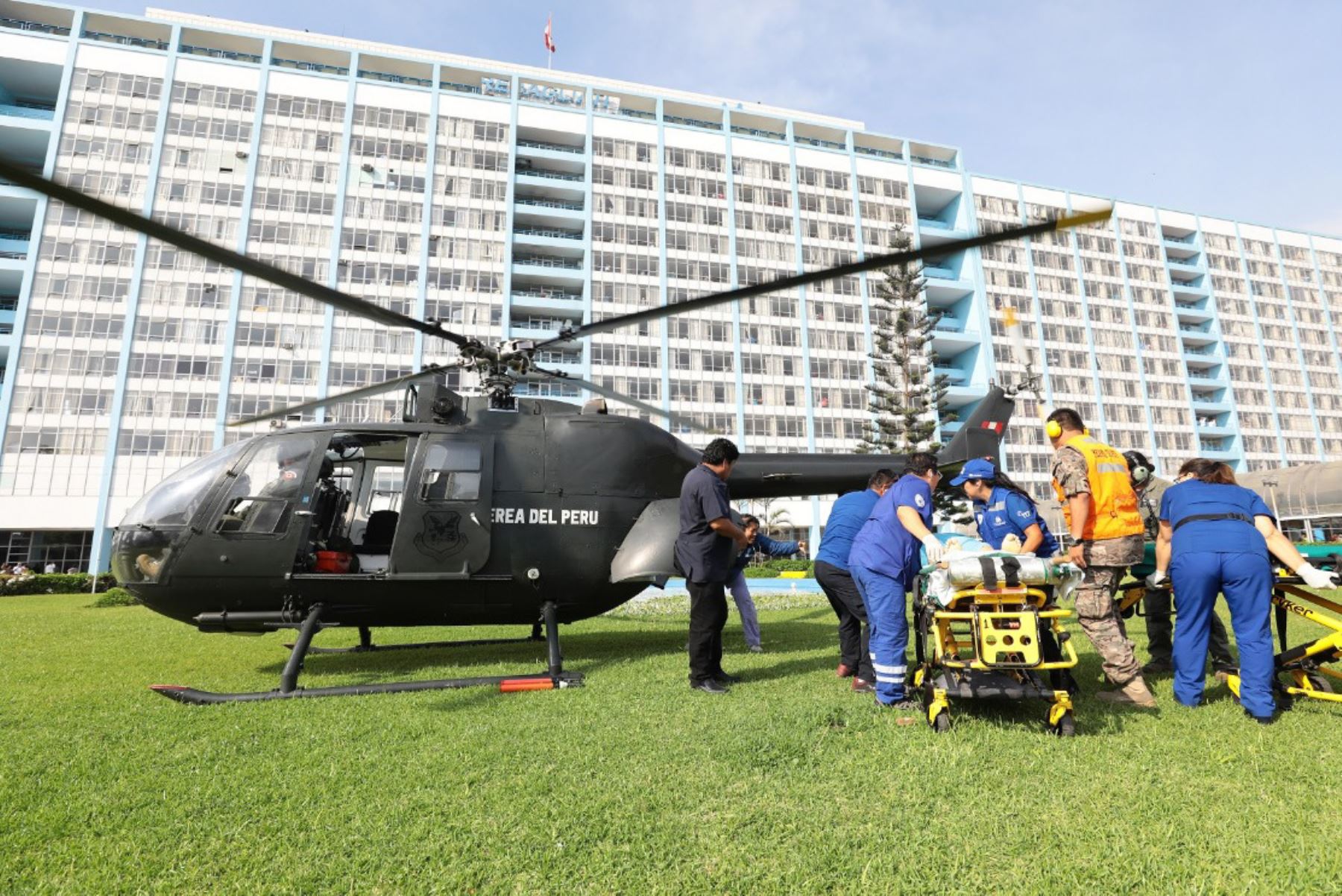 Helicóptero de la Fuerza Aérea del Perú aterrizó en el helipuerto del hospital Rebagliati.