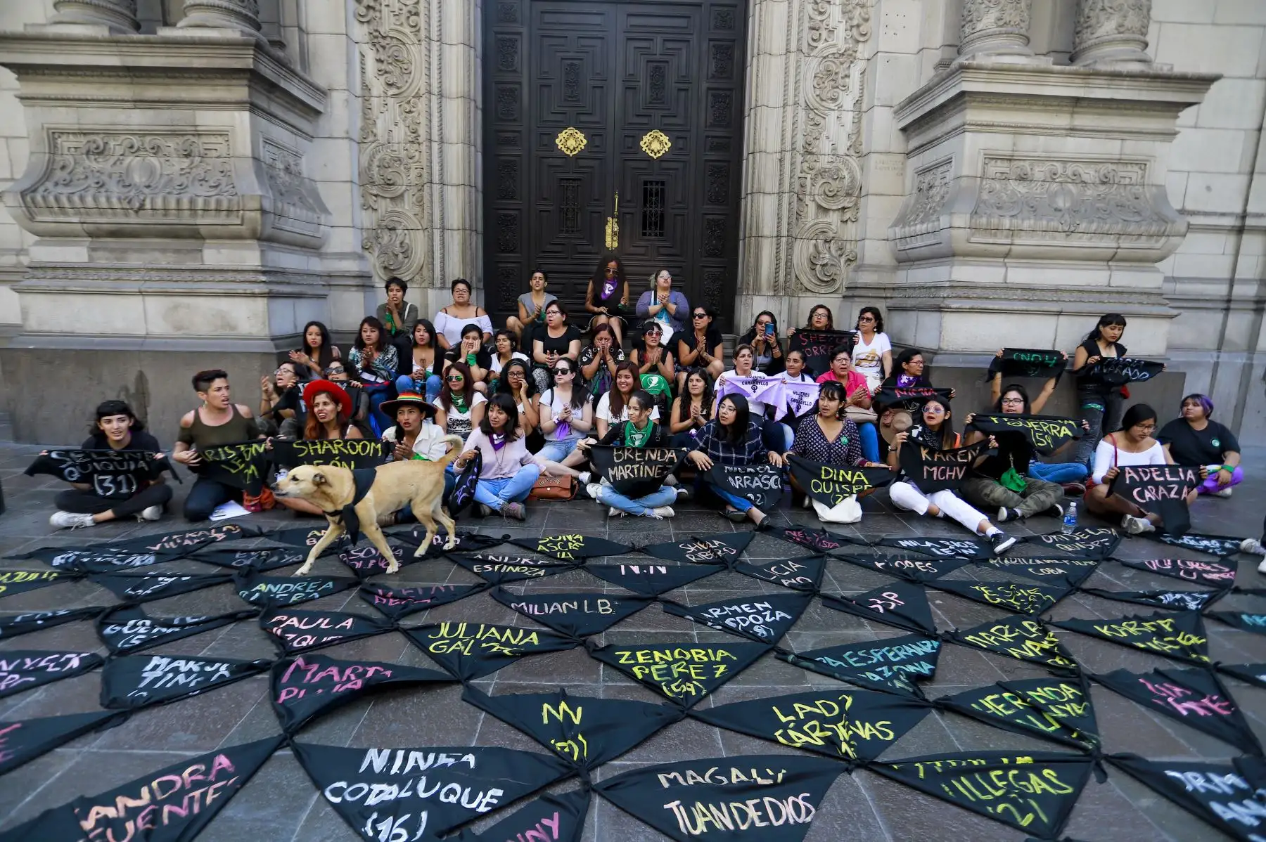 Ciudadanas de colectivos y organizaciones que luchan contra la violencia hacia las mujeres realizan un plantón en las afueras de Palacio, luego de sostener una reunión con el jefe de Estado Martín Vizcarra.
Foto: ANDINA/Prensa Presidencia
