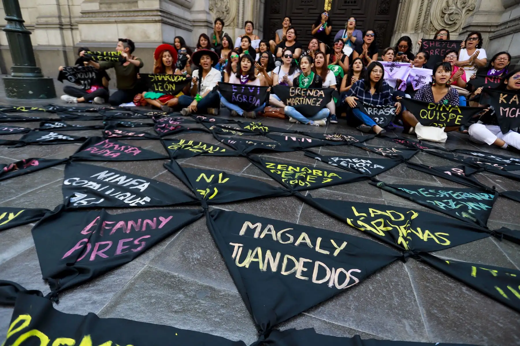 Ciudadanas de colectivos y organizaciones que luchan contra la violencia hacia las mujeres realizan un plantón en las afueras de Palacio, luego de sostener una reunión con el jefe de Estado Martín Vizcarra.
Foto: ANDINA/Prensa Presidencia