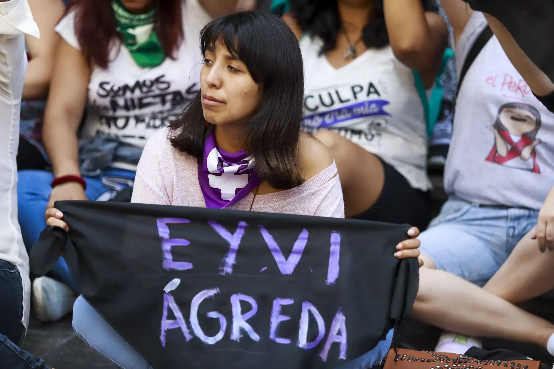 Ciudadanas de colectivos y organizaciones que luchan contra la violencia hacia las mujeres realizan un plantón en las afueras de Palacio, luego de sostener una reunión con el jefe de Estado Martín Vizcarra.
Foto: ANDINA/Prensa Presidencia