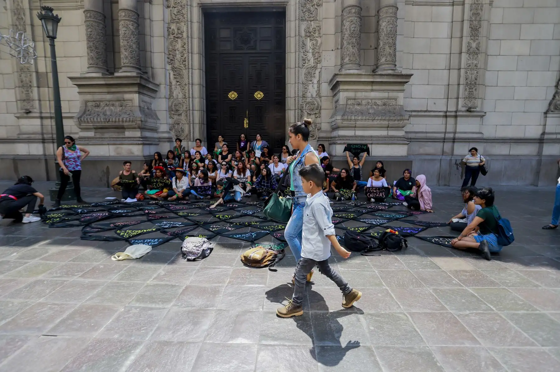Ciudadanas de colectivos y organizaciones que luchan contra la violencia hacia las mujeres realizan un plantón en las afueras de Palacio, luego de sostener una reunión con el jefe de Estado Martín Vizcarra.
Foto: ANDINA/Prensa Presidencia