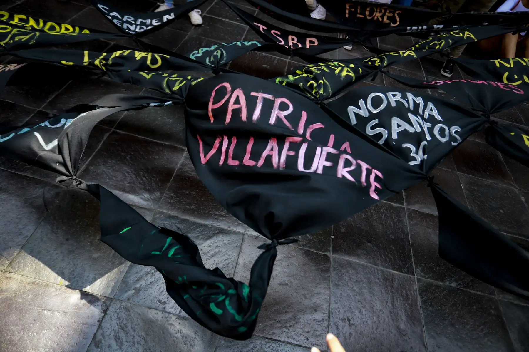 Ciudadanas de colectivos y organizaciones que luchan contra la violencia hacia las mujeres realizan un plantón en las afueras de Palacio, luego de sostener una reunión con el jefe de Estado Martín Vizcarra.
Foto: ANDINA/Prensa Presidencia