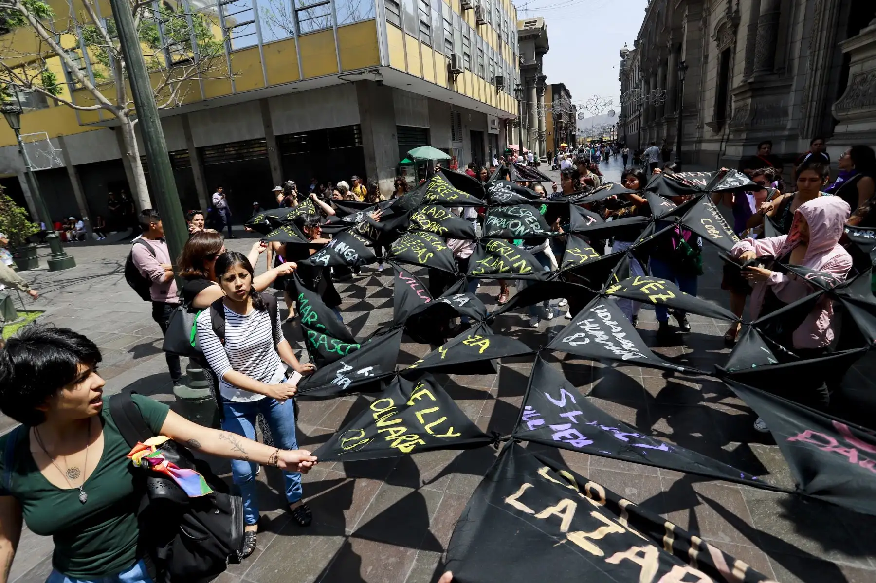 Ciudadanas de colectivos y organizaciones que luchan contra la violencia hacia las mujeres realizan un plantón en las afueras de Palacio, luego de sostener una reunión con el jefe de Estado Martín Vizcarra.
Foto: ANDINA/Prensa Presidencia