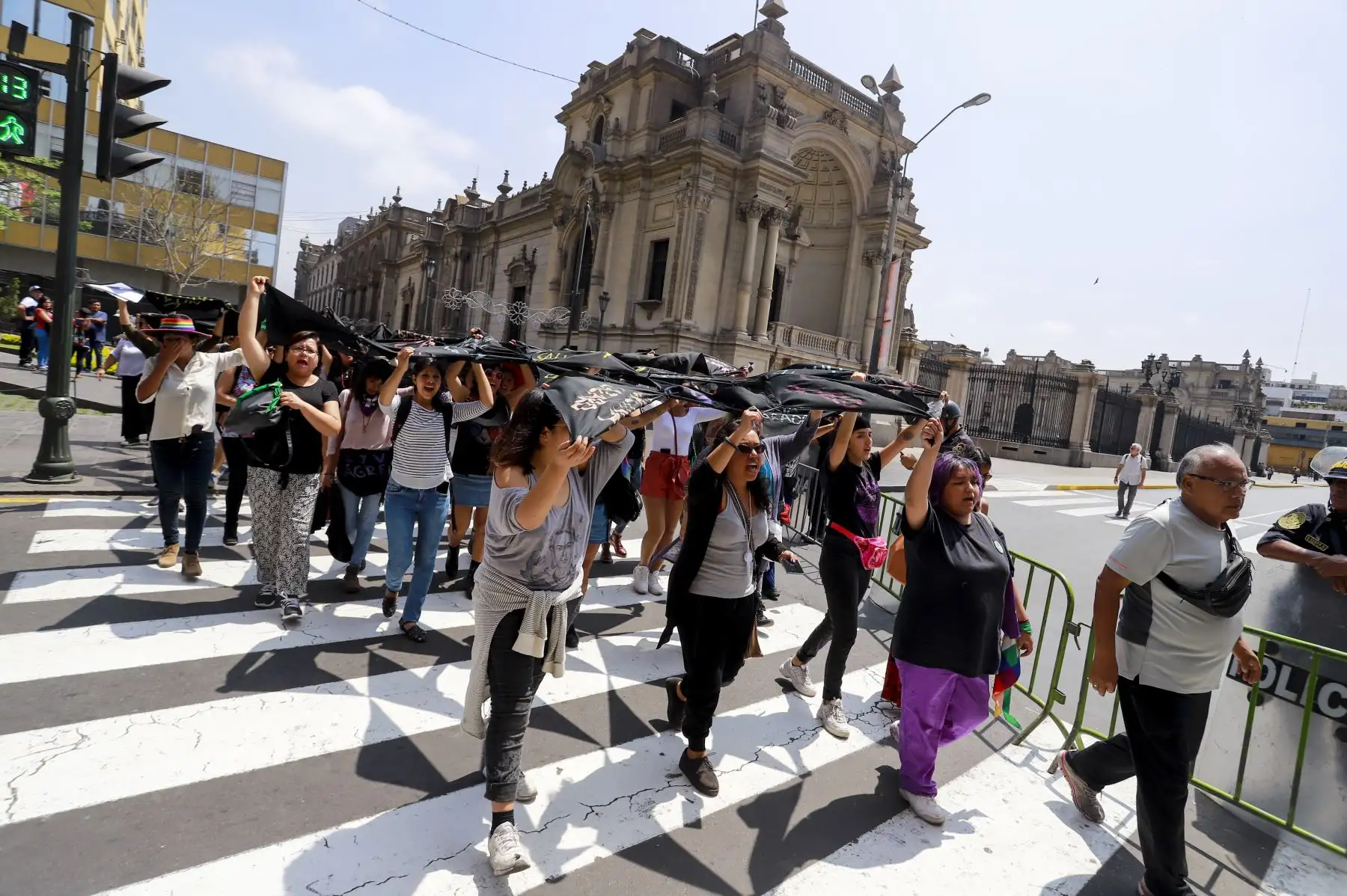 Ciudadanas de colectivos y organizaciones que luchan contra la violencia hacia las mujeres realizan un plantón en las afueras de Palacio, luego de sostener una reunión con el jefe de Estado Martín Vizcarra.
Foto: ANDINA/Prensa Presidencia