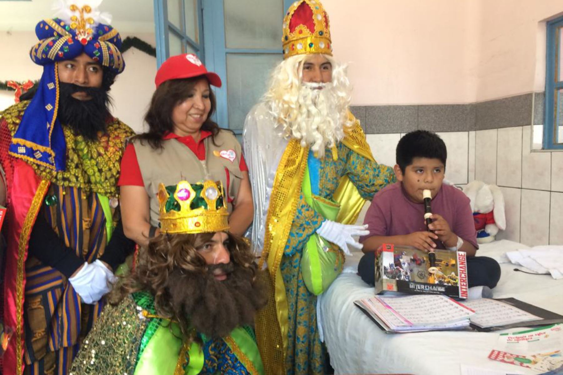 Melchor, Gaspar y Baltazar visitaron a niños hospitalizados en la ciudad de Arequipa.