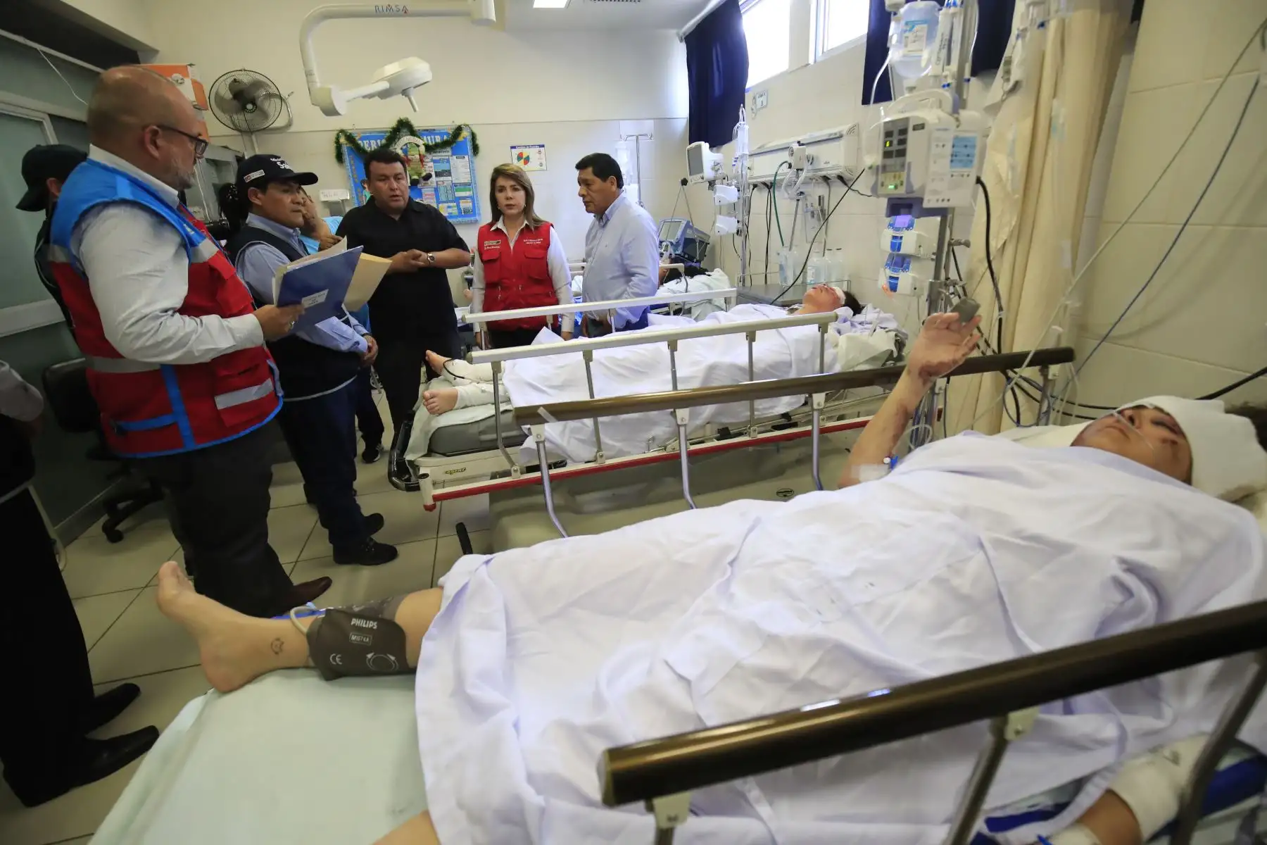 La ministra de Salud , Elizabeth Hinostroza, junto a un equipo técnico,  supervisa la atención de salud entregada a los heridos del accidente vial ocurrido en la madrugada en Arequipa, en el distrito del Yauca.
Foto: ANDINA/Juan Carlos Guzmán