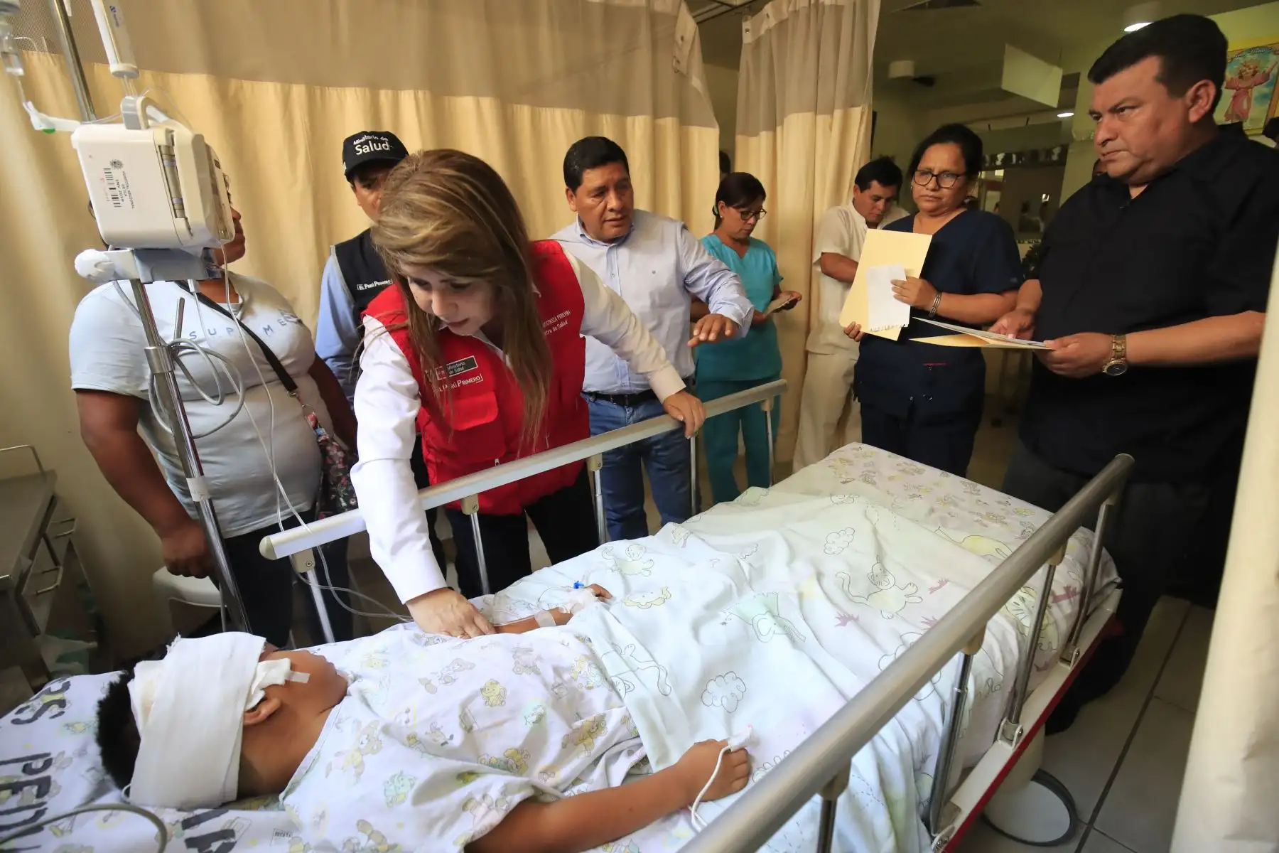 La ministra de Salud , Elizabeth Hinostroza, junto a un equipo técnico,  supervisa la atención de salud entregada a los heridos del accidente vial ocurrido en la madrugada en Arequipa, en el distrito del Yauca.
Foto: ANDINA/Juan Carlos Guzmán
