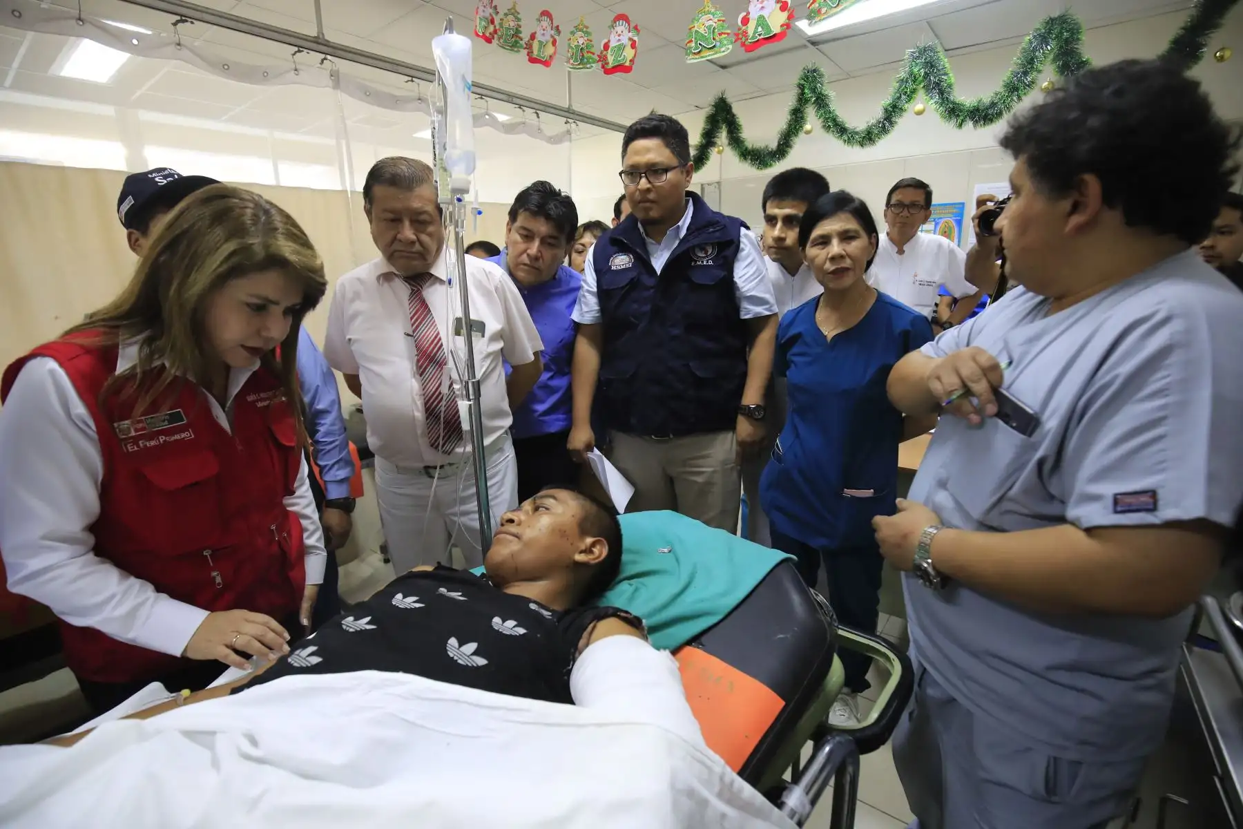 La ministra de Salud , Elizabeth Hinostroza, junto a un equipo técnico,  supervisa la atención de salud entregada a los heridos del accidente vial ocurrido en la madrugada en Arequipa, en el distrito del Yauca.
Foto: ANDINA/Juan Carlos Guzmán