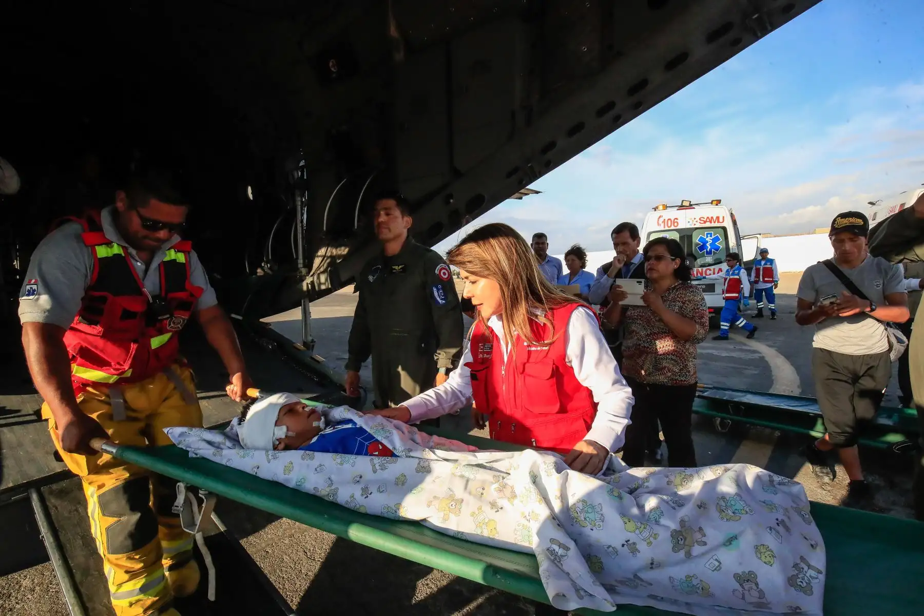 La ministra de Salud , Elizabeth Hinostroza, junto a un equipo técnico,  supervisa el traslado a los heridos del accidente vial ocurrido en la madrugada en Arequipa, en el distrito del Yauca.
Foto: ANDINA/Juan Carlos Guzmán