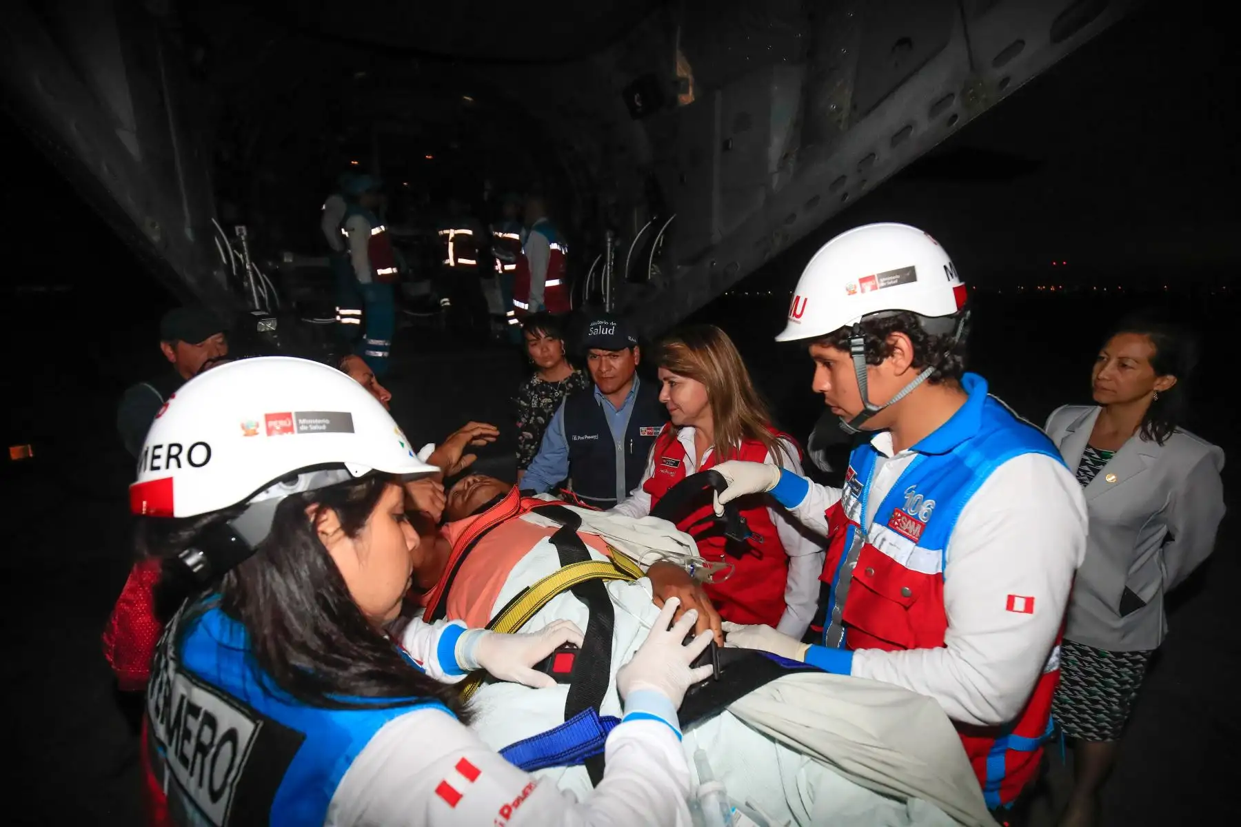 La ministra de Salud , Elizabeth Hinostroza, junto a un equipo técnico,  supervisa el traslado a los heridos del accidente vial ocurrido en la madrugada en Arequipa, en el distrito del Yauca.
Foto: ANDINA/Juan Carlos Guzmán
