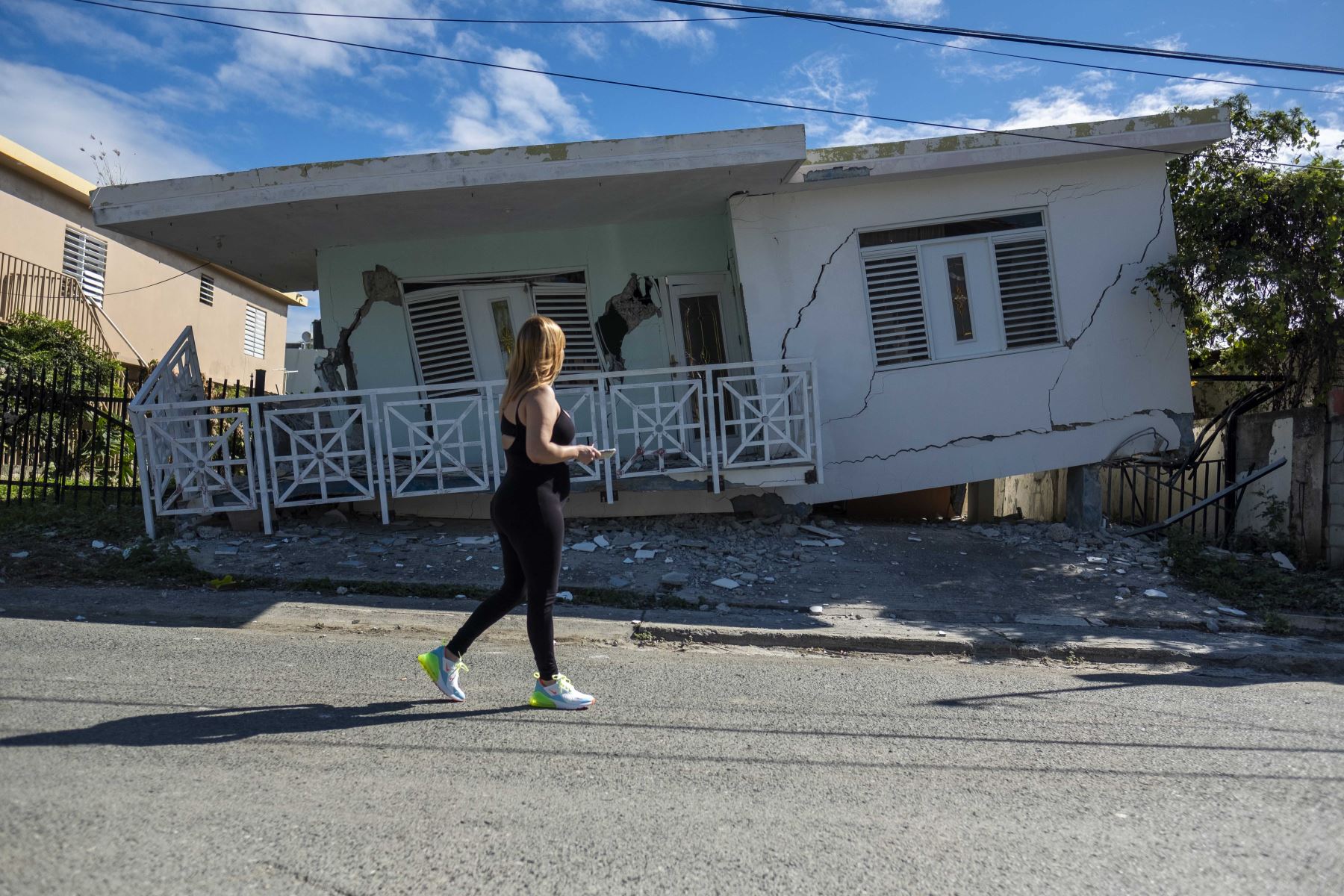 Un terremoto de magnitud 6,5 sacudió a Puerto Rico, derribando algunas estructuras y causando cortes de energía y pequeños deslizamientos de tierra, pero no hubo informes de víctimas. Foto: AFP