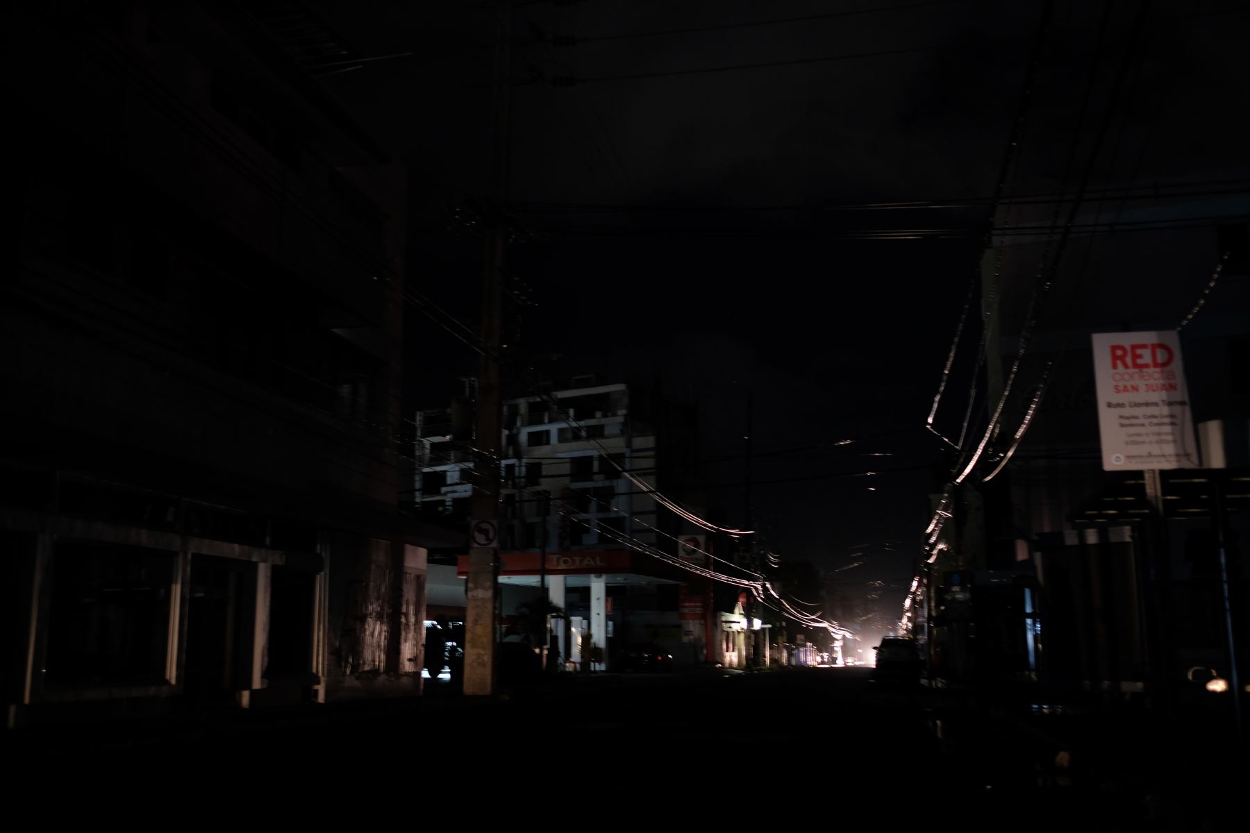 San Juan de Puerto Rico está sumido en la oscuridad luego de que un terremoto de 6.5 sacudió la isla y dejó en gran parte sin electricidad. Foto: AFP