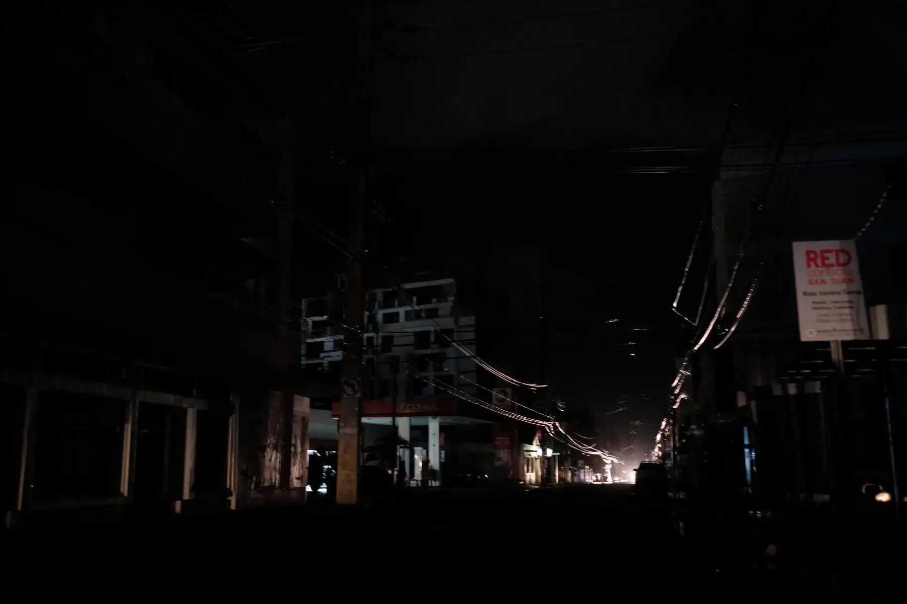 San Juan de Puerto Rico está sumido en la oscuridad luego de que un terremoto de 6.5 sacudió la isla y dejó en gran parte sin electricidad. Foto: AFP