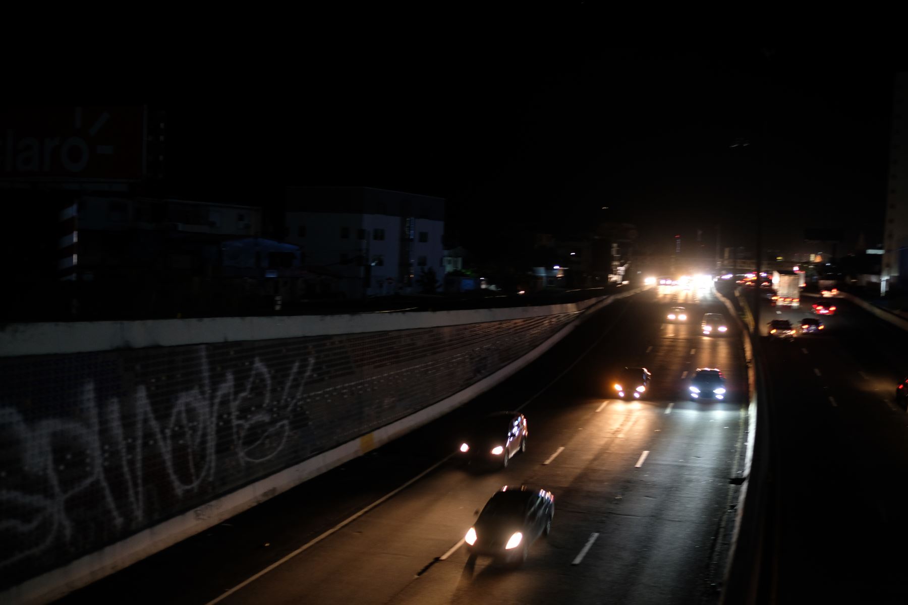 San Juan de Puerto Rico está sumido en la oscuridad luego de que un terremoto de 6.5 sacudió la isla y dejó en gran parte sin electricidad. Foto: AFP