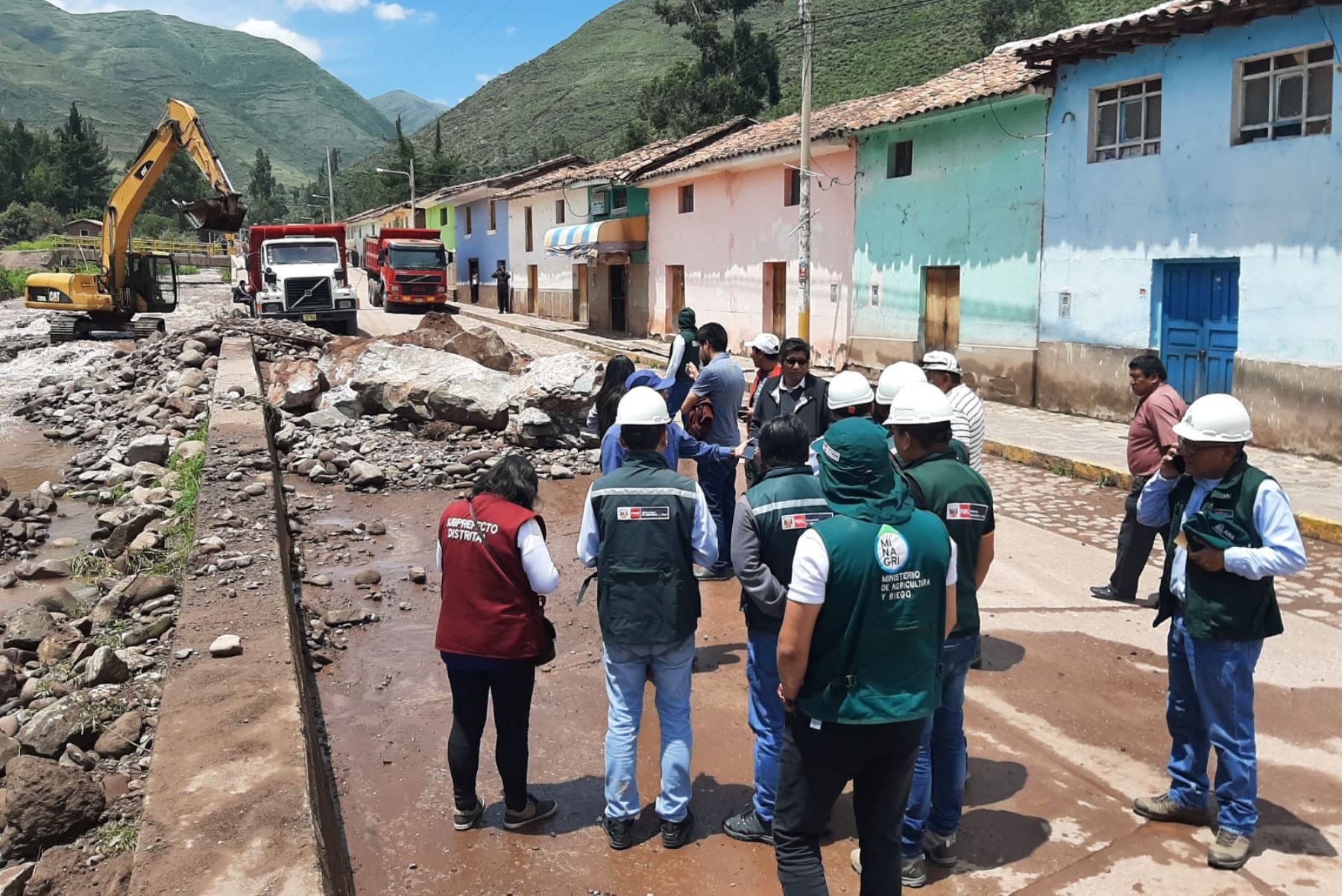 Técnicos de OEFA evalúan daños en infraestructura hidráulica por desborde de ríos en Cusco y Junín.