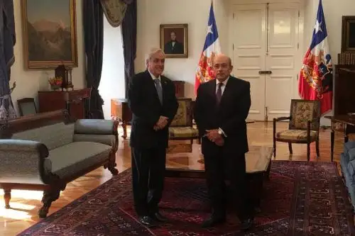 Presidente de Chile, Sebastián Piñera y embajador Hugo de Zela. Foto: Difusión.