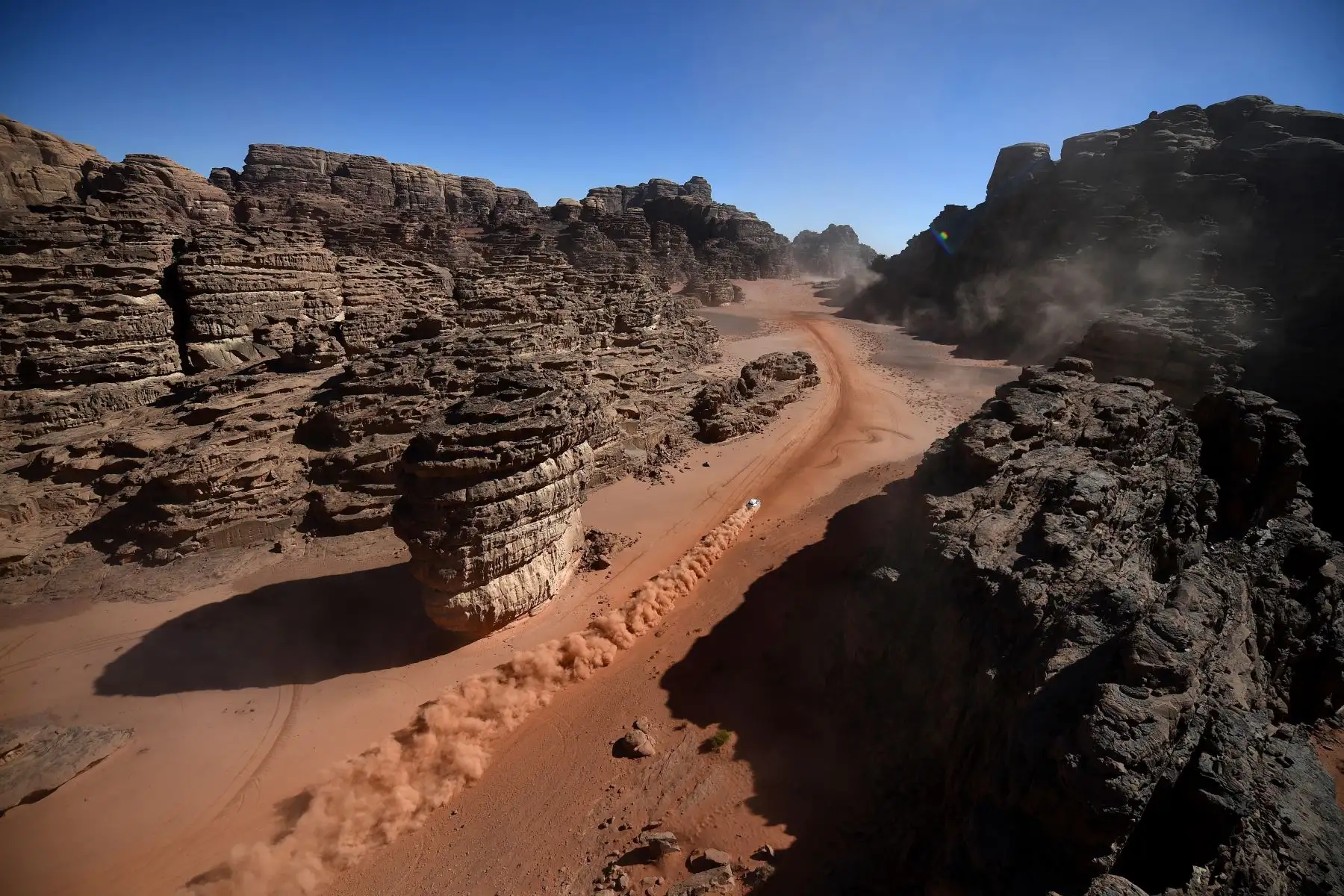 El piloto de Mini, el francés Stephane Peterhansel, y su copiloto, el portugués Paulo Fiuza, compiten durante la Etapa 3 del Dakar 2020 en Neom, Arabia Saudita.
Foto: AFP