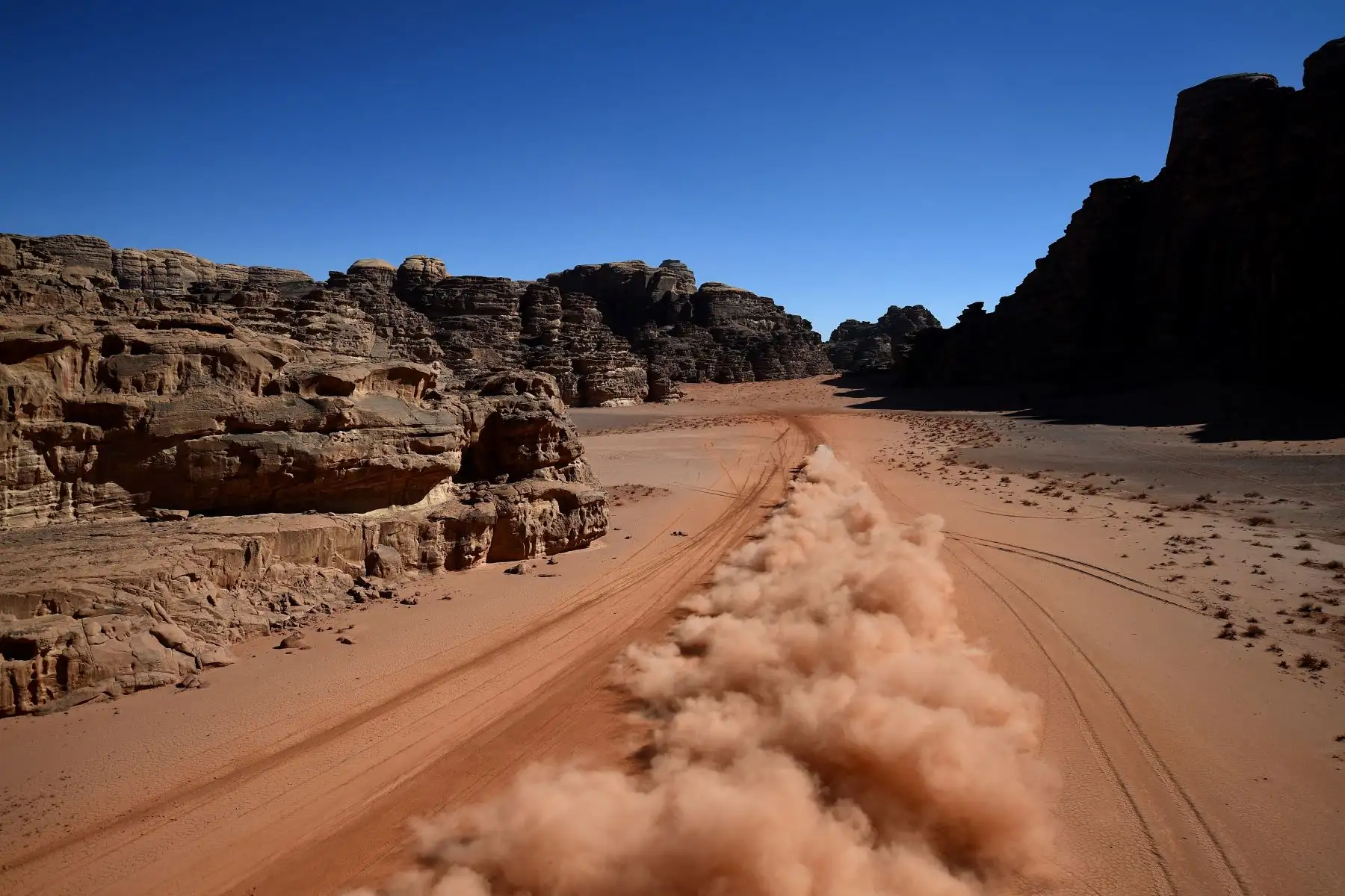 Los pilotos españoles de Toyota Fernando Alonso y el copiloto Marc Coma compiten durante la Etapa 3 del Dakar 2020 en Neom, Arabia Saudita.
Foto: AFP