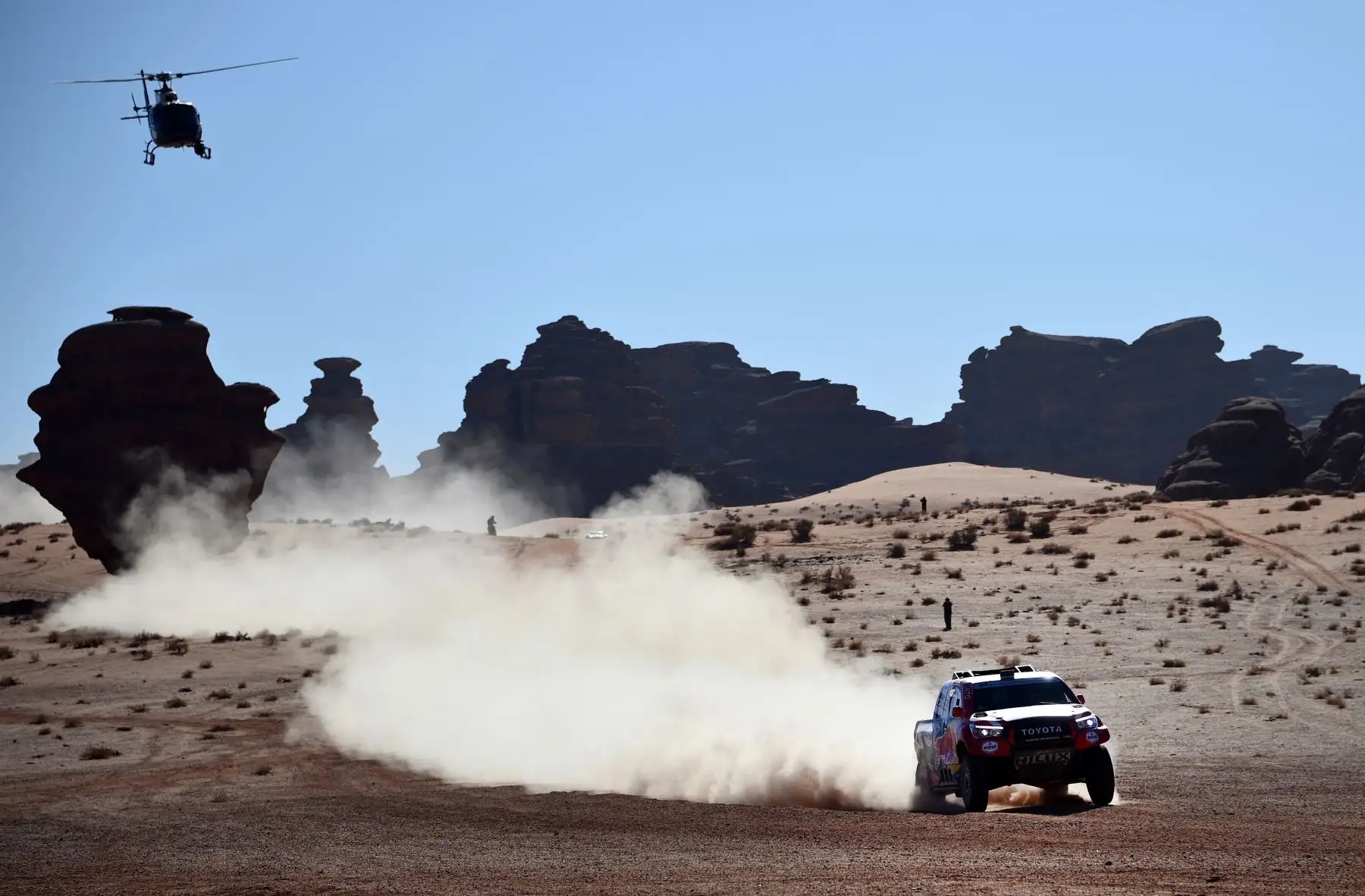 El piloto de Toyota, Nasser Al-Attiyah de Qatar y su copiloto Mathieu Baumel de Francia compiten durante la Etapa 3 del Dakar 2020 alrededor de Neom, Arabia Saudita.
Foto:AFP