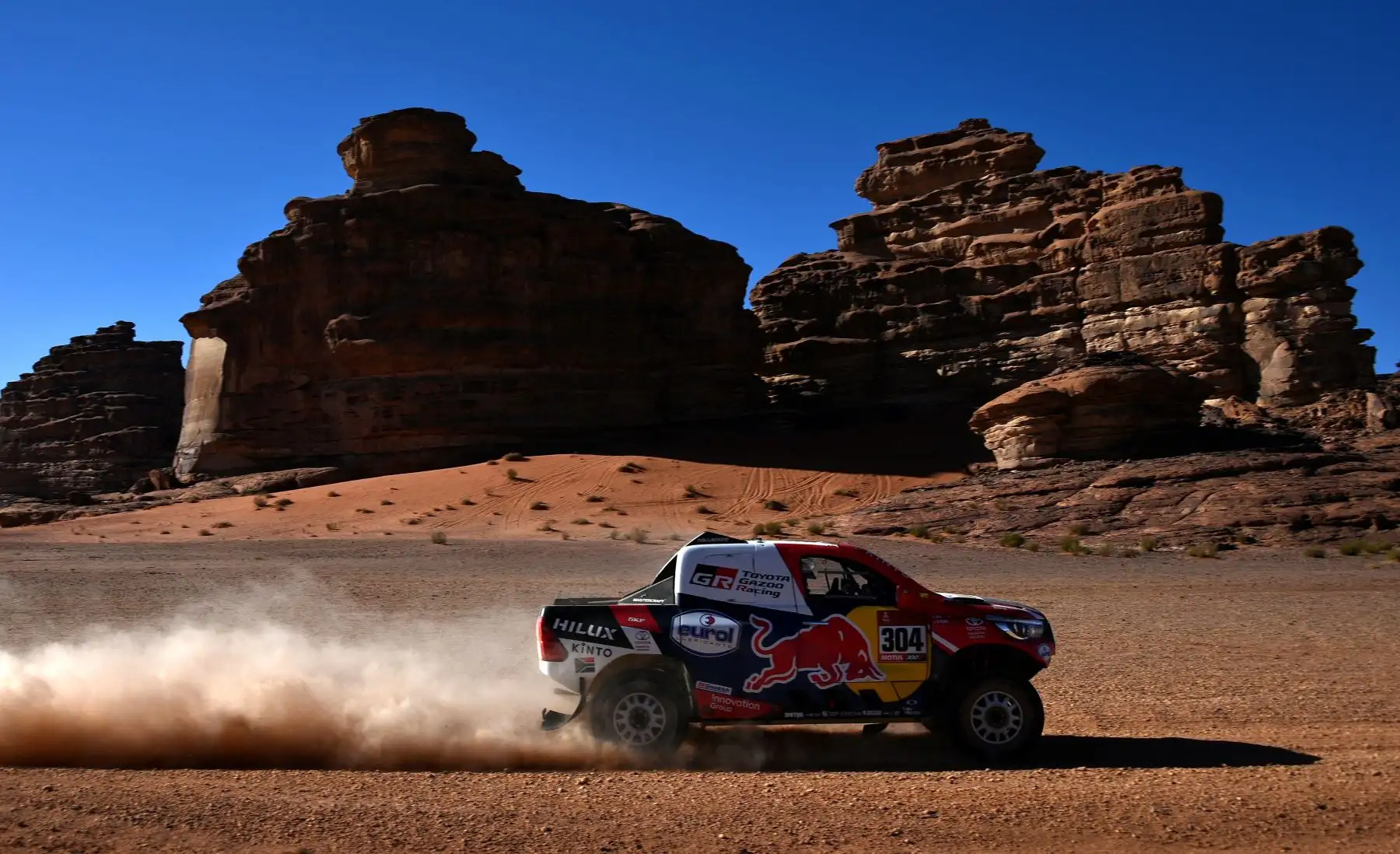 El piloto de Toyota, Giniel De Villiers, de Sudáfrica, y su copiloto Alex Bravo Haro, de España, compiten durante la Etapa 3 del Dakar 2020 en Neom, Arabia Saudita.
Foto: AFP