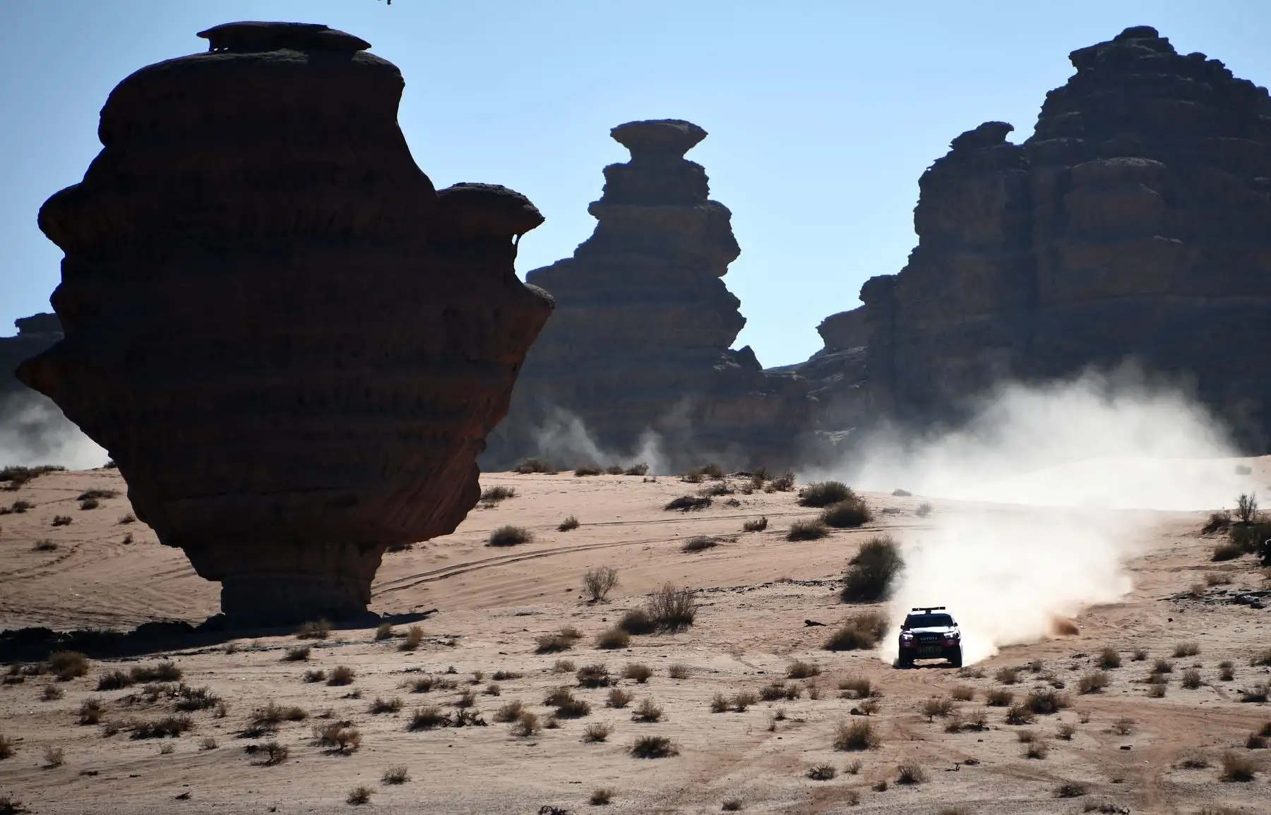 El piloto de Toyota, Nasser Al-Attiyah de Qatar y su copiloto Mathieu Baumel de Francia compiten durante la Etapa 3 del Dakar 2020 alrededor de Neom, Arabia Saudita.
Foto: AFP