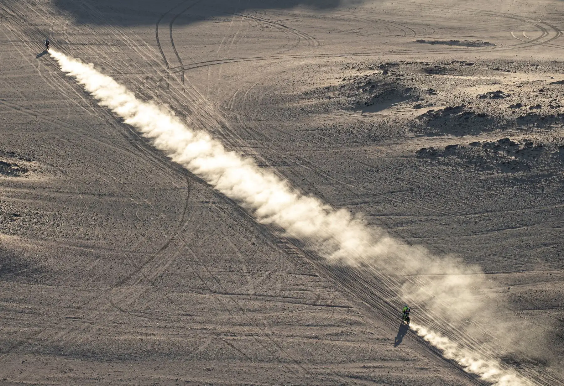 El español Lorenzo Santolino (R) (Sherco TVS Rally Factory) en acción durante la tercera etapa del Dakar Rally 2020, en Arabia Saudita.
Foto: EFE