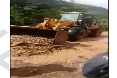 Con maquinaria pesada se trabaja en la rehabilitación de vía afectada por huaico en el distrito de Echarate, región Cusco.