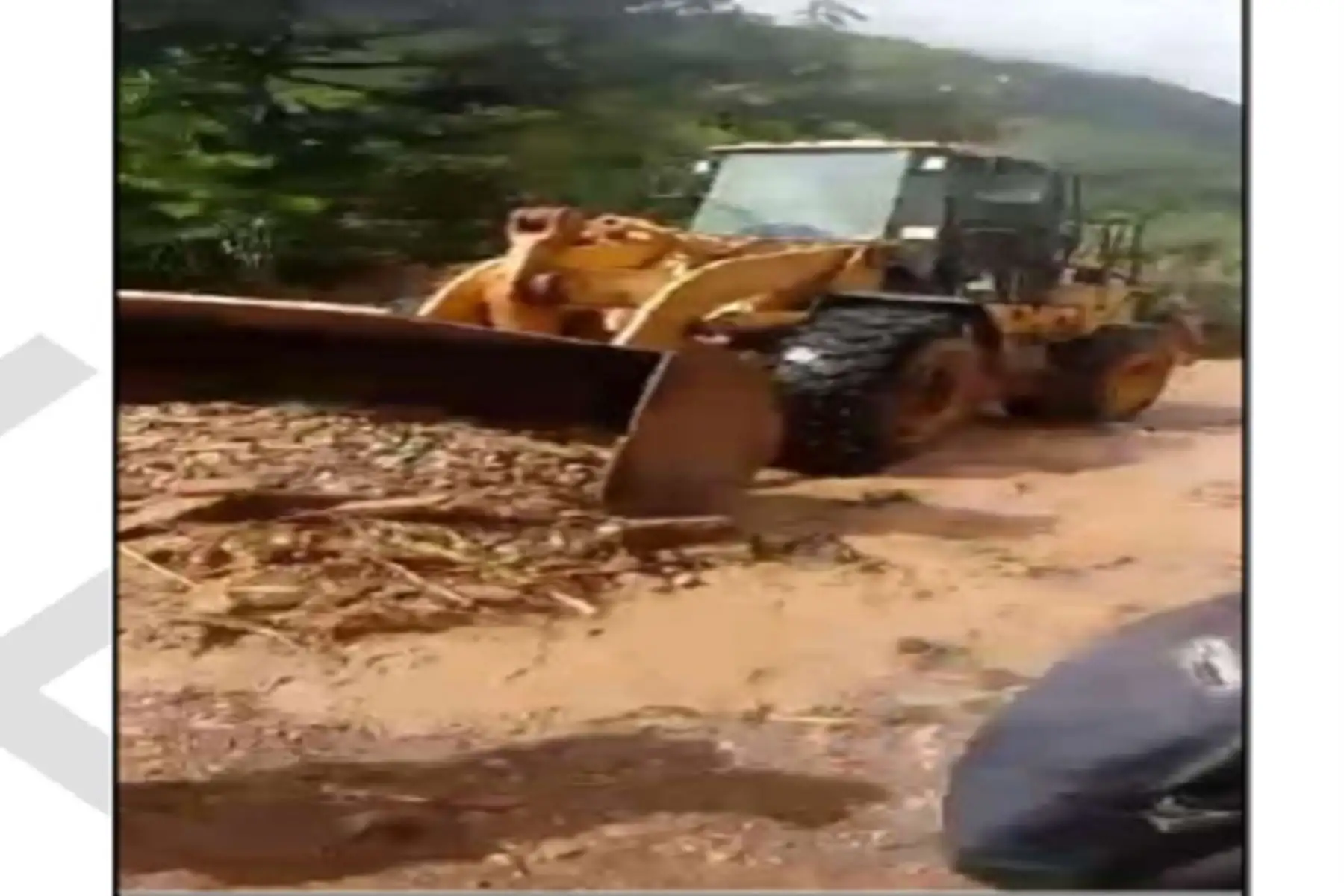 Con maquinaria pesada se trabaja en la rehabilitación de vía afectada por huaico en el distrito de Echarate, región Cusco.
