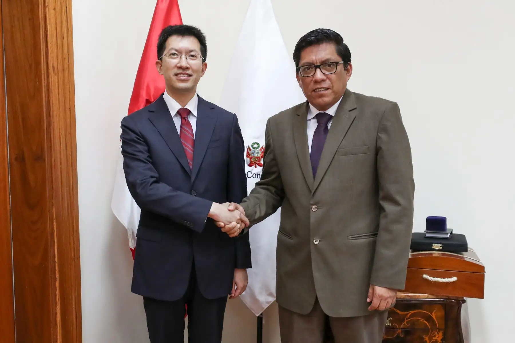 El Presidente del Consejo de Ministros, Vicente Zeballos, se reunió con el Embajador de la República Popular de China en el Perú, Liang Yu. Durante el encuentro cordial, ambas autoridades repasaron la amplia agenda bilateral, destacando el alto nivel de la relación entre los dos países. 
Foto: ANDINA/PCM