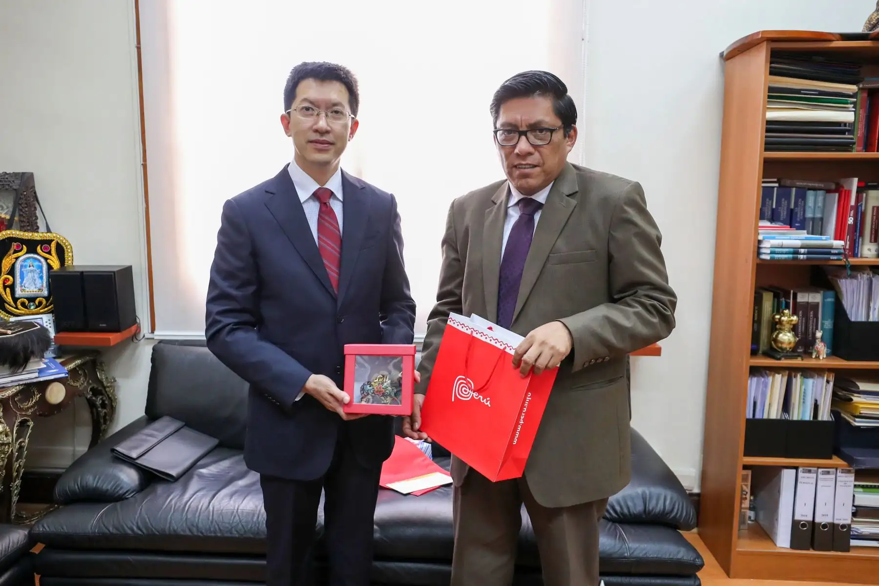 El Presidente del Consejo de Ministros, Vicente Zeballos, se reunió con el Embajador de la República Popular de China en el Perú, Liang Yu. Durante el encuentro cordial, ambas autoridades repasaron la amplia agenda bilateral, destacando el alto nivel de la relación entre los dos países. 
Foto: ANDINA/PCM