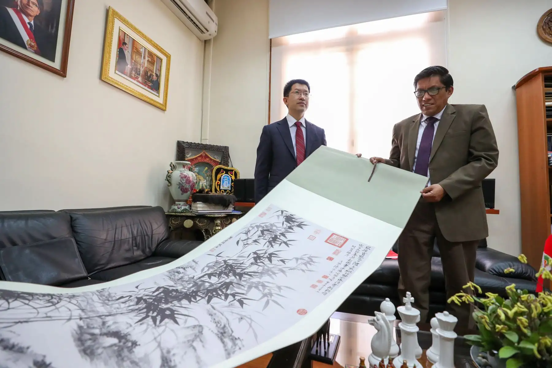 El Presidente del Consejo de Ministros, Vicente Zeballos, se reunió con el Embajador de la República Popular de China en el Perú, Liang Yu. Durante el encuentro cordial, ambas autoridades repasaron la amplia agenda bilateral, destacando el alto nivel de la relación entre los dos países. 
Foto: ANDINA/PCM