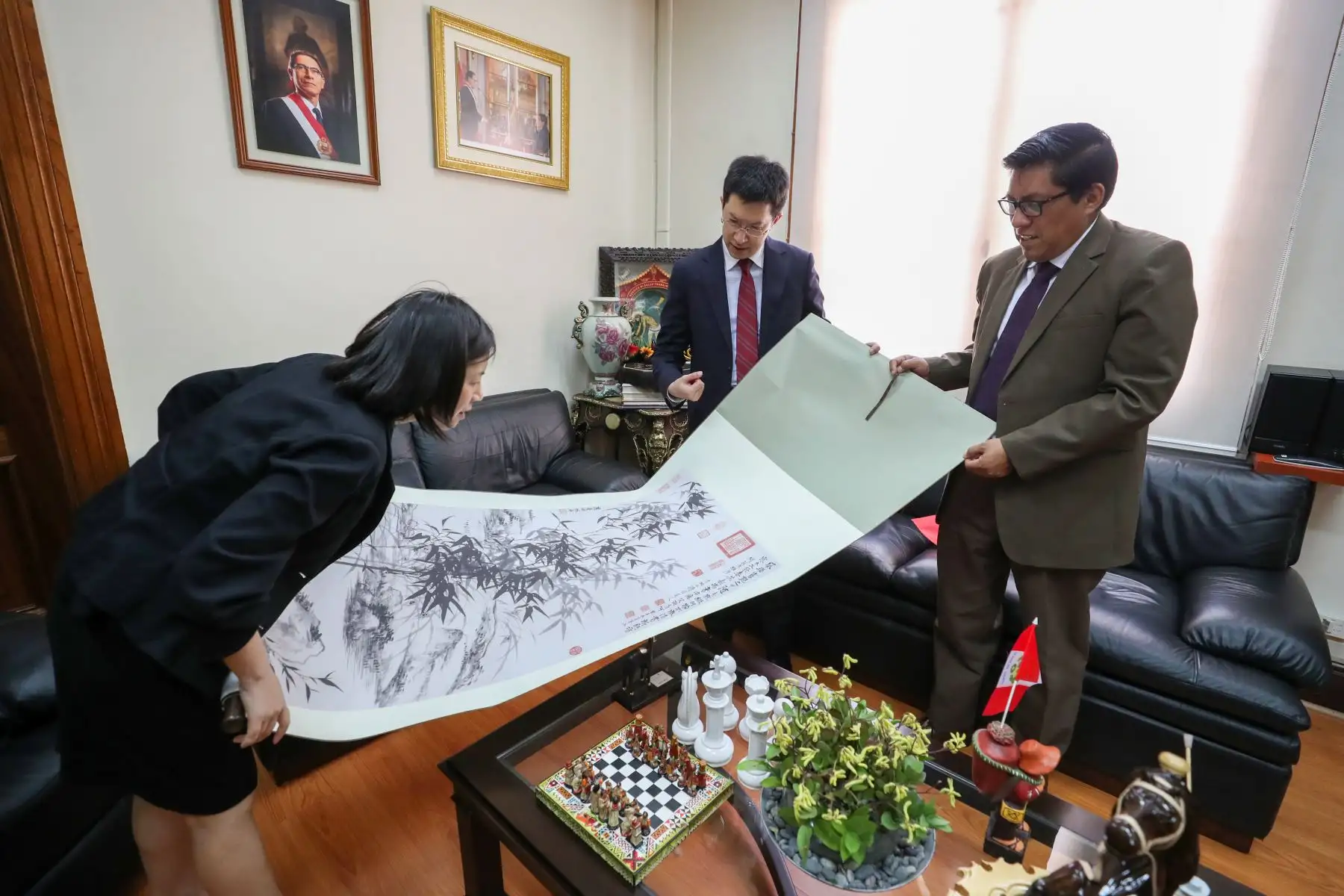 El Presidente del Consejo de Ministros, Vicente Zeballos, se reunió con el Embajador de la República Popular de China en el Perú, Liang Yu. Durante el encuentro cordial, ambas autoridades repasaron la amplia agenda bilateral, destacando el alto nivel de la relación entre los dos países. 
Foto: ANDINA/PCM