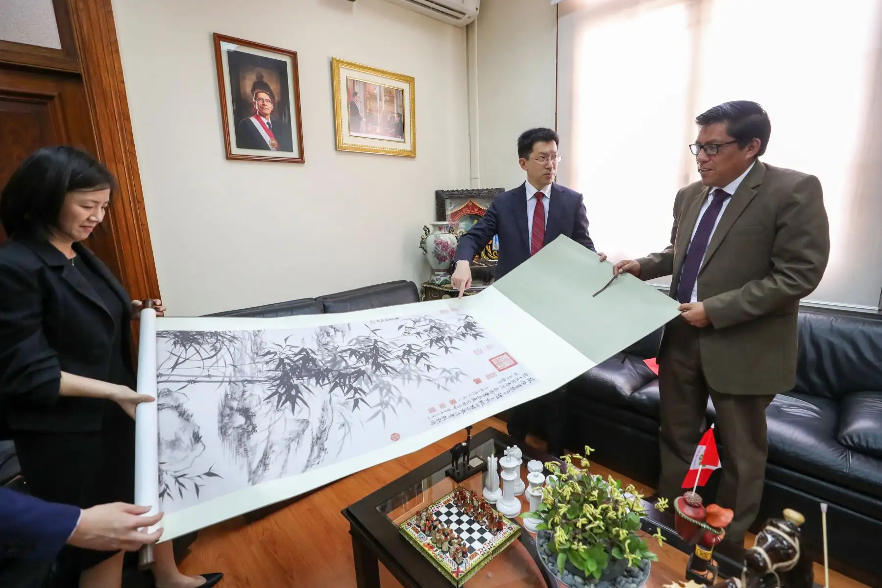 El Presidente del Consejo de Ministros, Vicente Zeballos, se reunió con el Embajador de la República Popular de China en el Perú, Liang Yu. Durante el encuentro cordial, ambas autoridades repasaron la amplia agenda bilateral, destacando el alto nivel de la relación entre los dos países. 
Foto: ANDINA/PCM