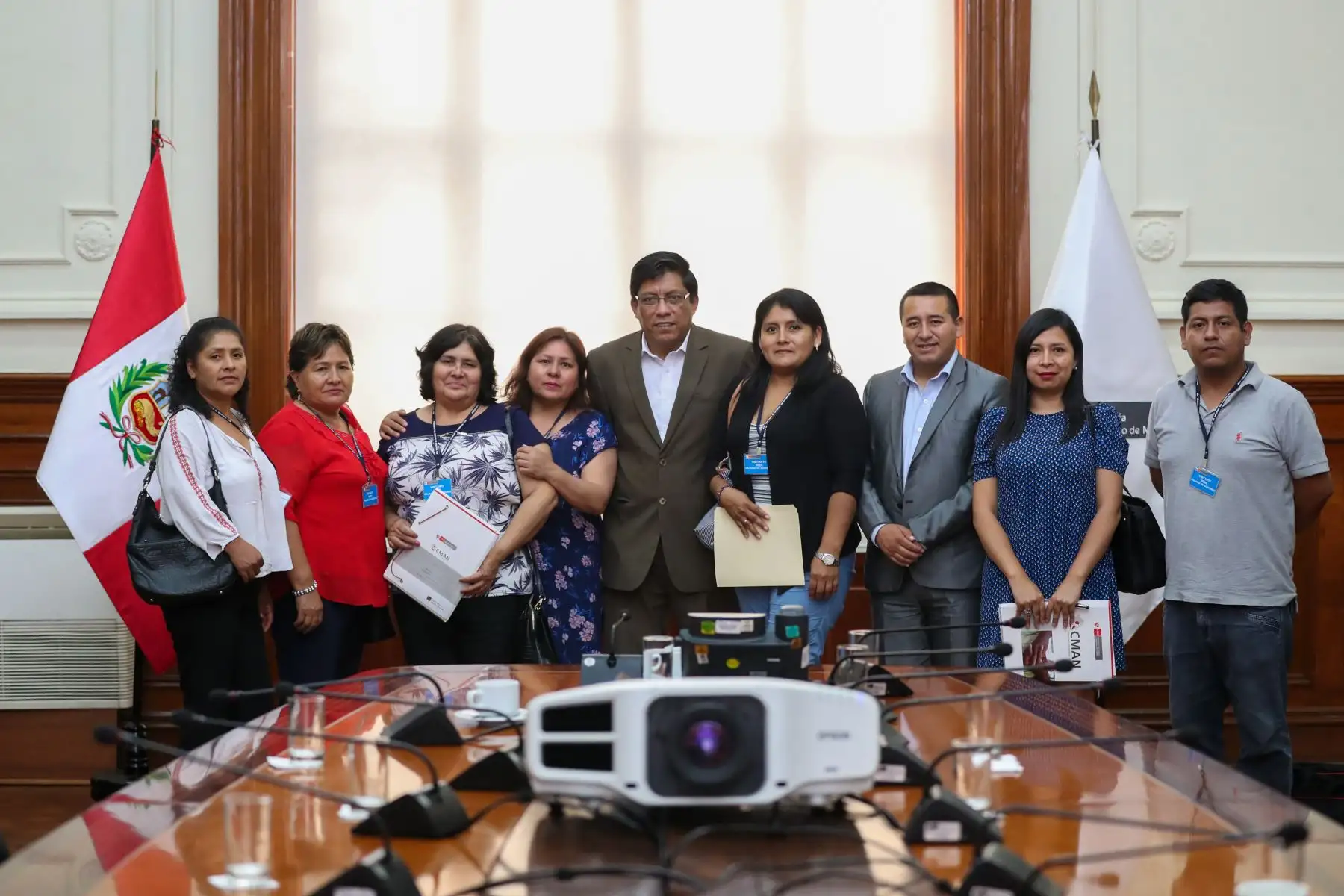 El presidente del Consejo de Ministros, Vicente Zeballos, se reunió con representantes de la Asociación Nacional de Familiares de Asesinados , Desaparecidos, Ejecutados (ANFADET) y la Coordinadora Nacional de Organizaciones de Afectados por la Violencia Política (CONAVIP).
Foto: ANDINA/PCM