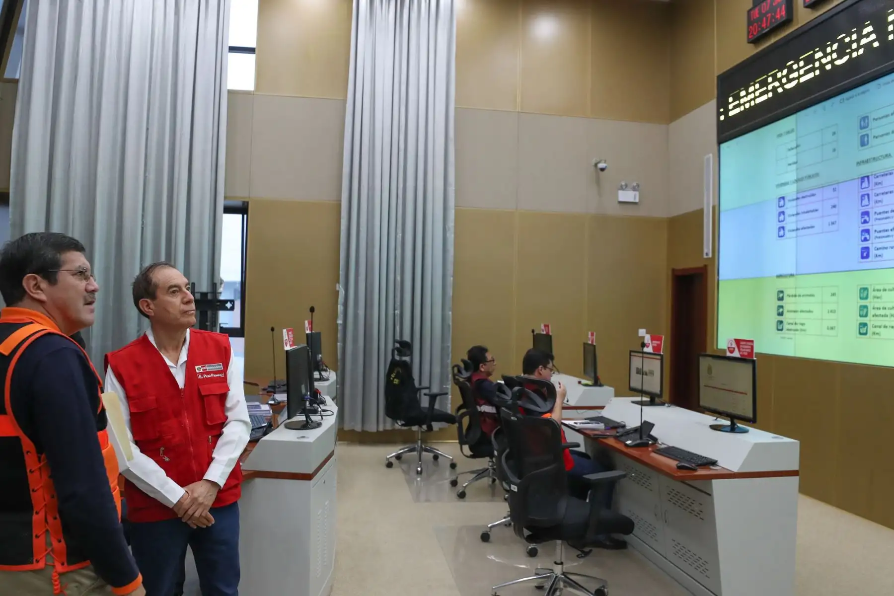 El ministro de Defensa, Walter Martos, supervisó esta mañana el trabajo del Centro de Operaciones de Emergencia Nacional, en Chorrillos.
