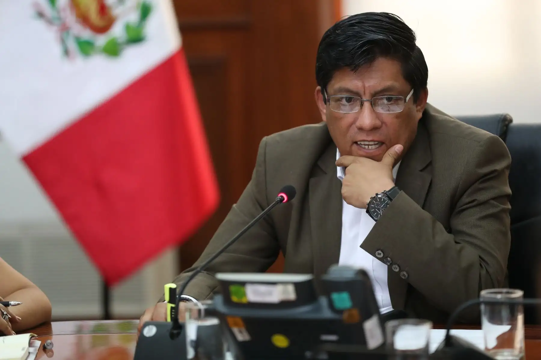 El presidente del Consejo de Ministros, Vicente Zeballos, se reunió con representantes de la Asociación Nacional de Familiares de Asesinados , Desaparecidos, Ejecutados (ANFADET) y la Coordinadora Nacional de Organizaciones de Afectados por la Violencia Política (CONAVIP).
Foto: ANDINA/PCM
