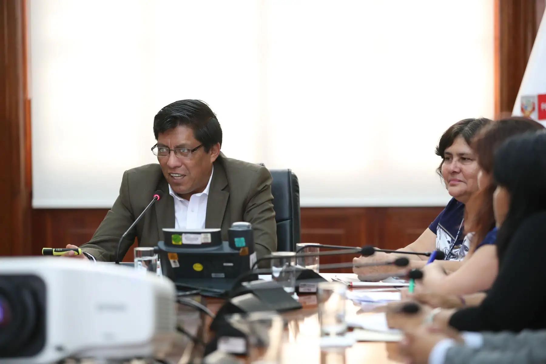 El presidente del Consejo de Ministros, Vicente Zeballos, se reunió con representantes de la Asociación Nacional de Familiares de Asesinados , Desaparecidos, Ejecutados (ANFADET) y la Coordinadora Nacional de Organizaciones de Afectados por la Violencia Política (CONAVIP).
Foto: ANDINA/PCM