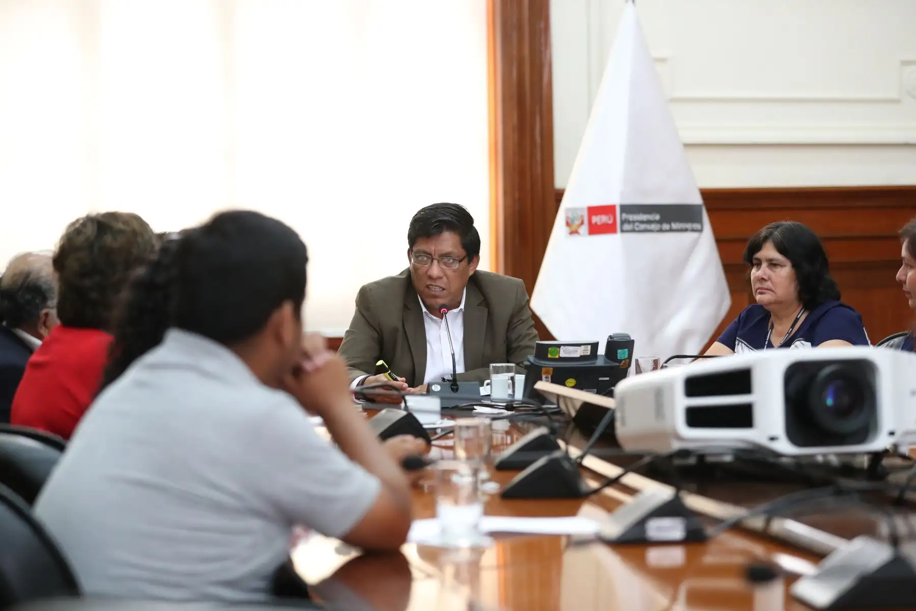 El presidente del Consejo de Ministros, Vicente Zeballos, se reunió con representantes de la Asociación Nacional de Familiares de Asesinados , Desaparecidos, Ejecutados (ANFADET) y la Coordinadora Nacional de Organizaciones de Afectados por la Violencia Política (CONAVIP).
Foto: ANDINA/PCM