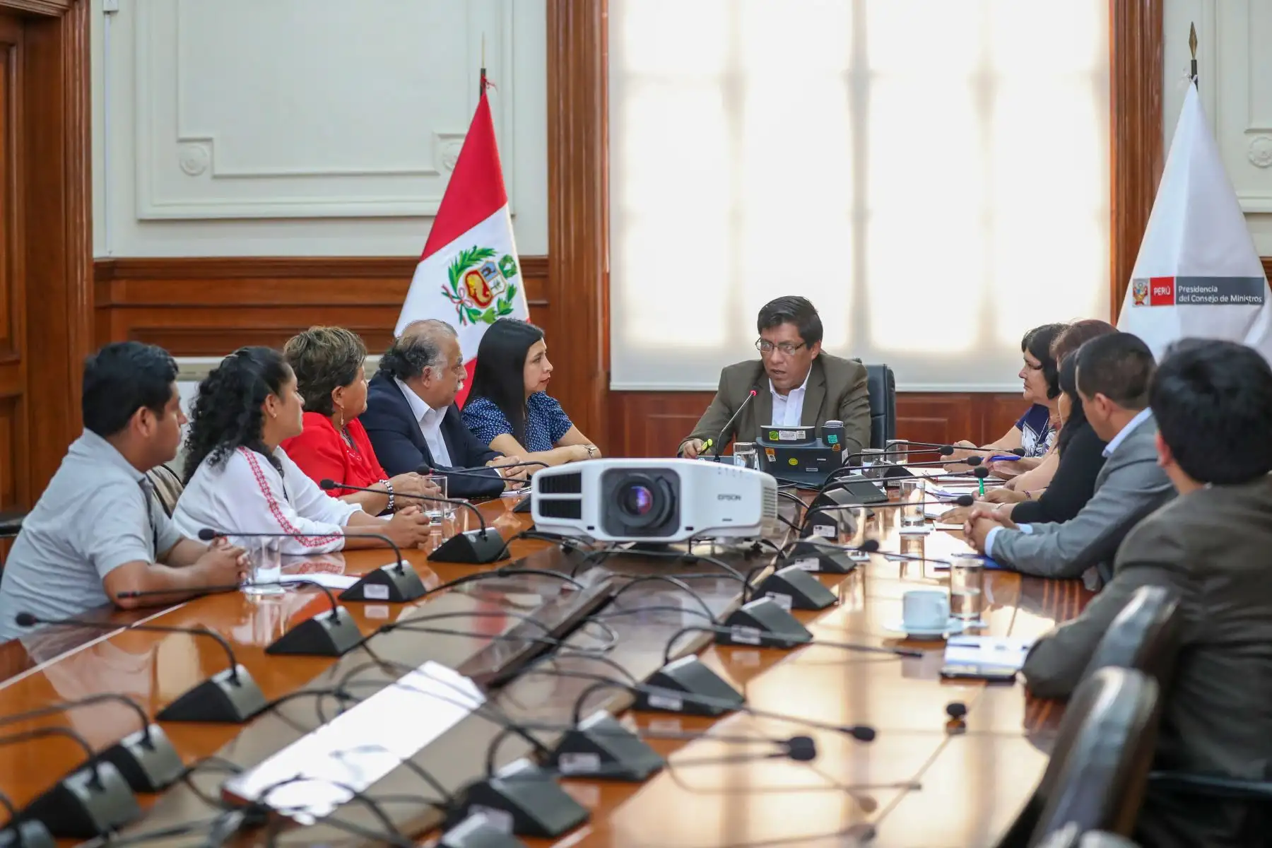 El presidente del Consejo de Ministros, Vicente Zeballos, se reunió con representantes de la Asociación Nacional de Familiares de Asesinados , Desaparecidos, Ejecutados (ANFADET) y la Coordinadora Nacional de Organizaciones de Afectados por la Violencia Política (CONAVIP).
Foto: ANDINA/PCM