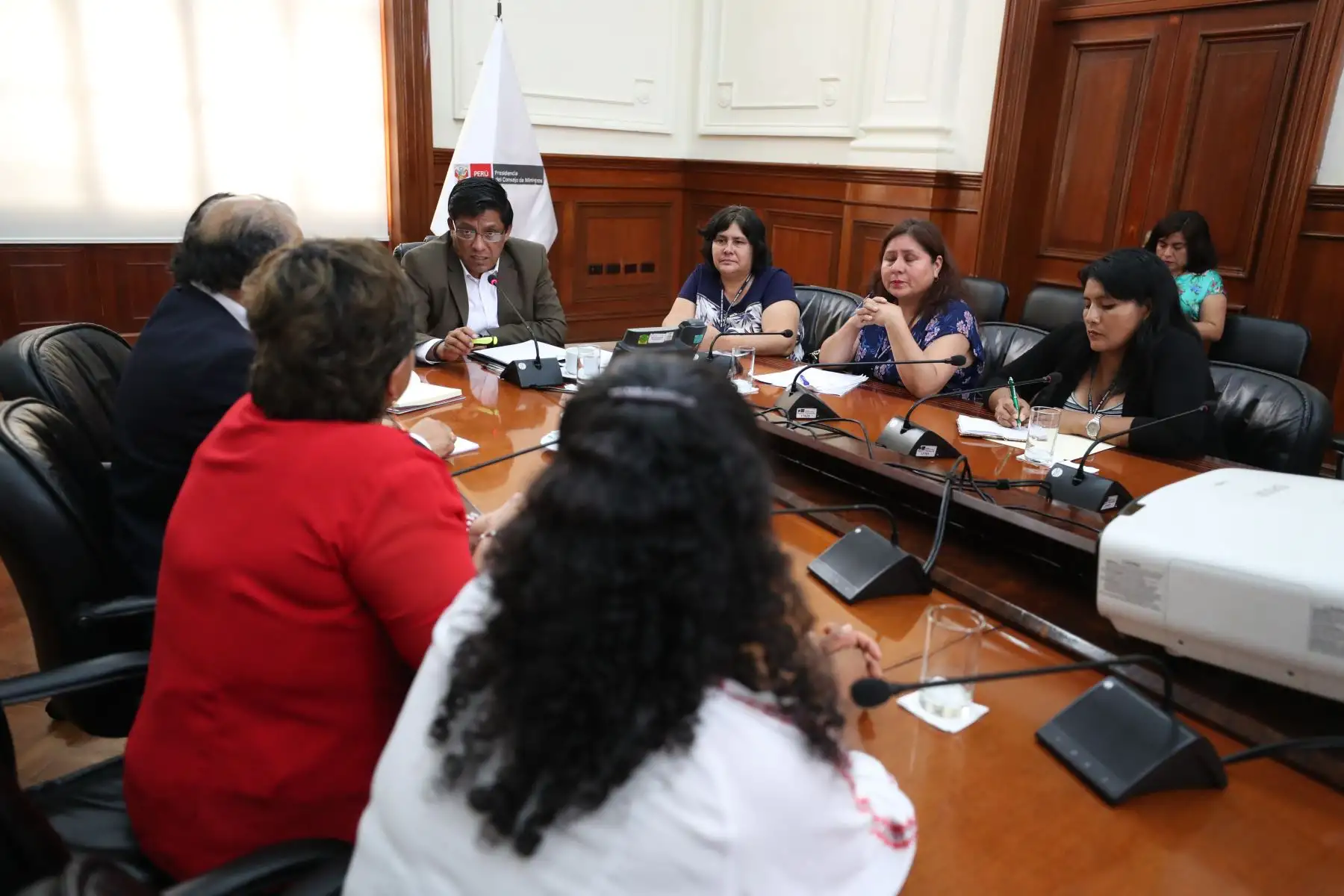 El presidente del Consejo de Ministros, Vicente Zeballos, se reunió con representantes de la Asociación Nacional de Familiares de Asesinados , Desaparecidos, Ejecutados (ANFADET) y la Coordinadora Nacional de Organizaciones de Afectados por la Violencia Política (CONAVIP).
Foto: ANDINA/PCM